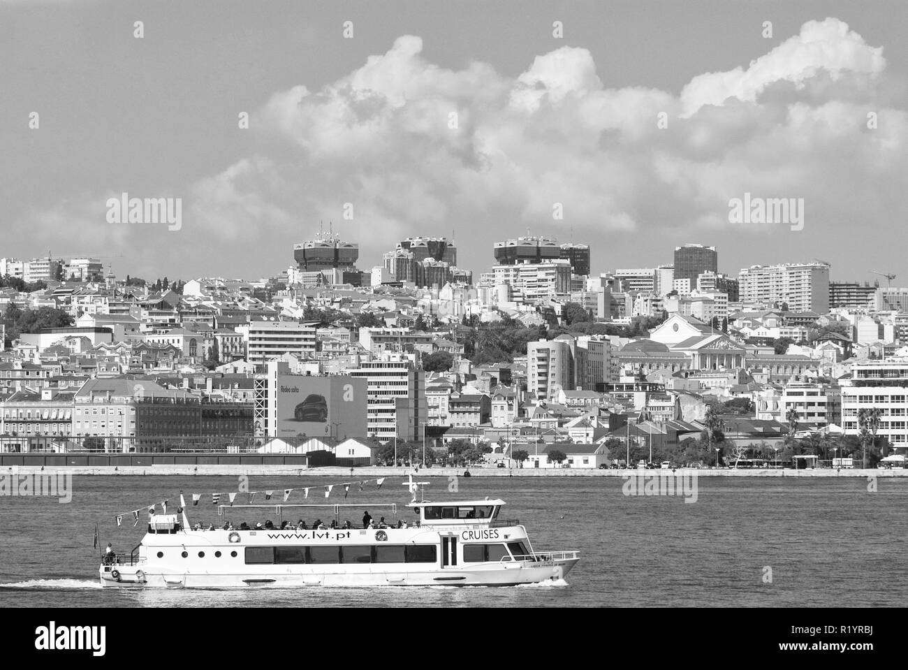 Lisbonne, Portugal - 03 Avril 2010 : les voyages en bateau de croisière le long de la ville. Ville architecture sur nuageux ciel bleu. Voyager par l'eau. Profitez des vacances d'été. Voyage Voyage et concept. Banque D'Images