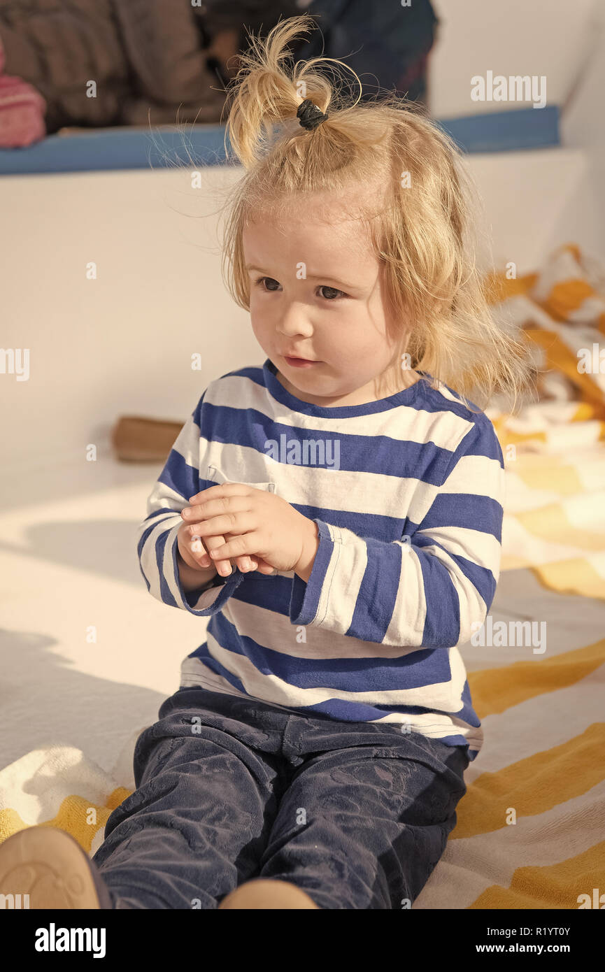 Petit Garcon De Bebe Ou Enfant Mignon Visage D Adorables Et Des Cheveux Blonds En Deshabille Chemise Et Pantalon Assis En Plein Air D Ete Ensoleille Photo Stock Alamy