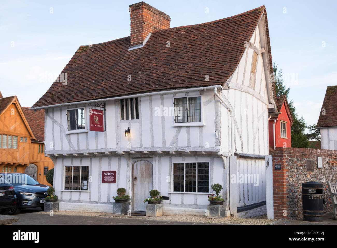 Sworders agents immobiliers créé en 1782 dans maison à pans de bois de la place du marché dans la ville historique pittoresque de Lavenham Suffolk, Angleterre, RU Banque D'Images