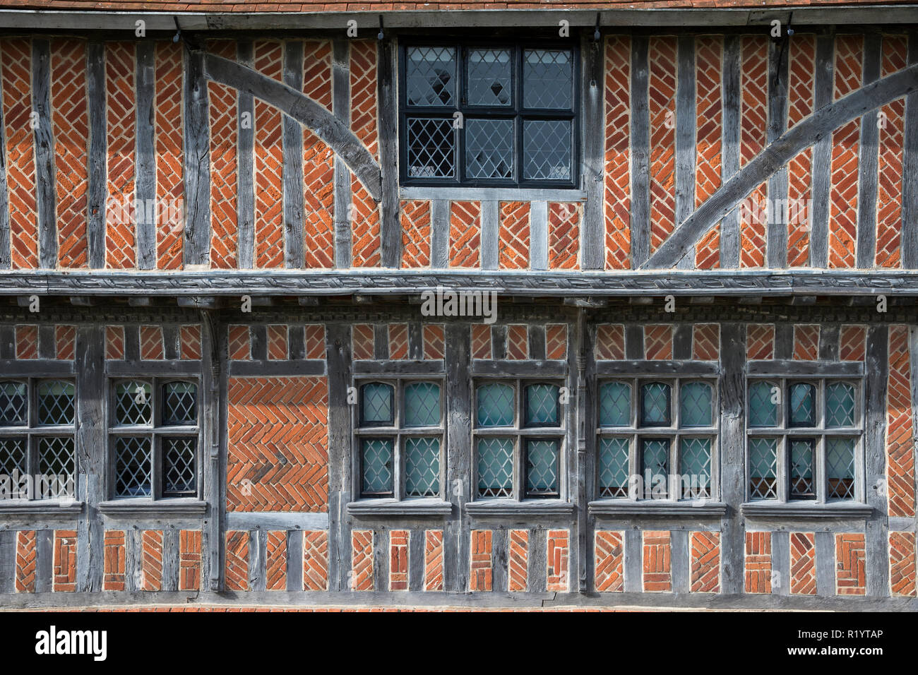 Détail de brique et de pittoresques maisons à pans de 16e siècle sans objet Hall Museum avec la lumière au plomb windows - L'hôtel de ville - à Aldeburgh, Suffolk, Angleterre, Banque D'Images
