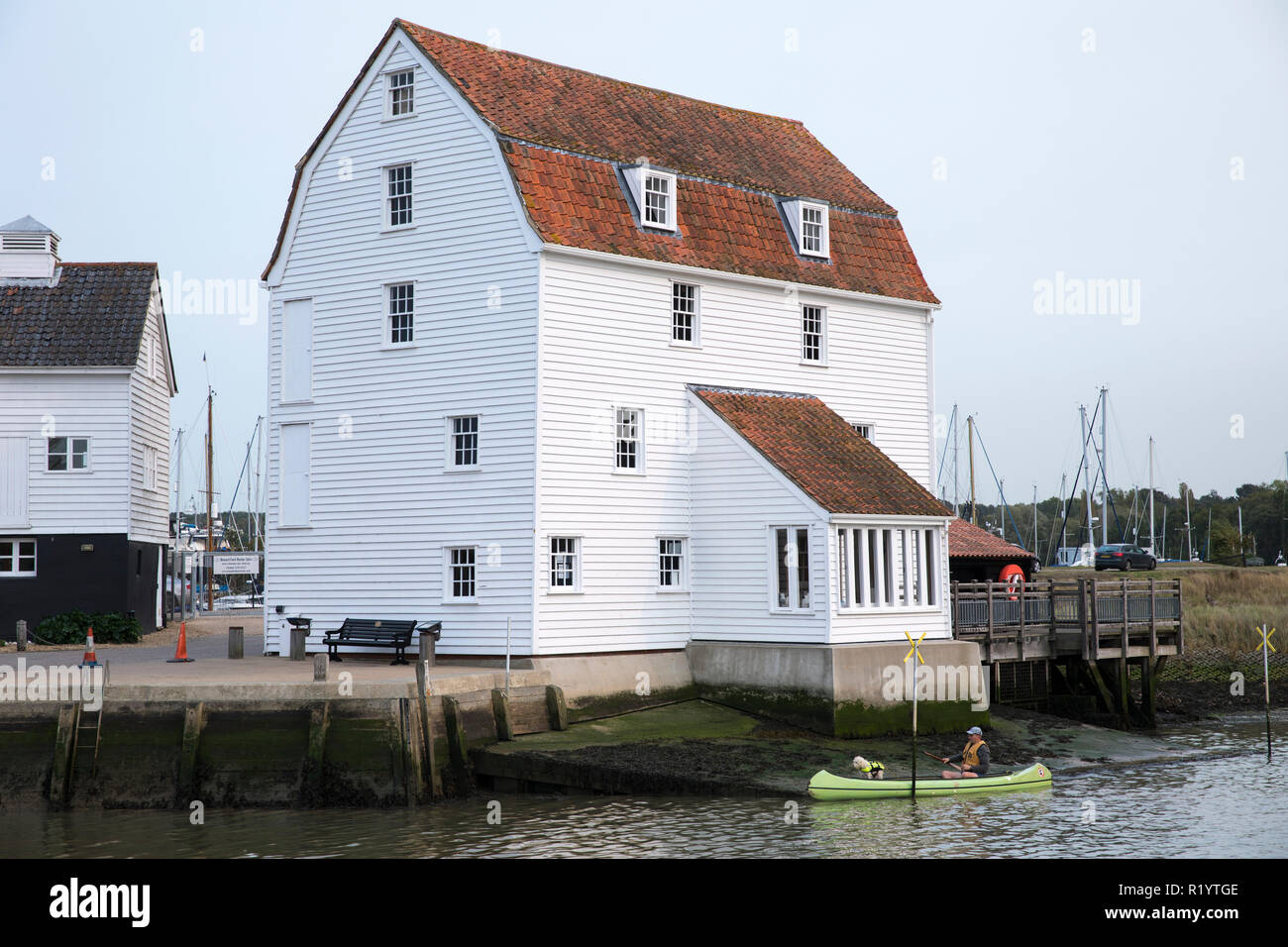 Le moulin à marée musée vivant produisant la farine stoneground dans un deck en bois à Woodbridge dans le Suffolk, Angleterre, RU Banque D'Images