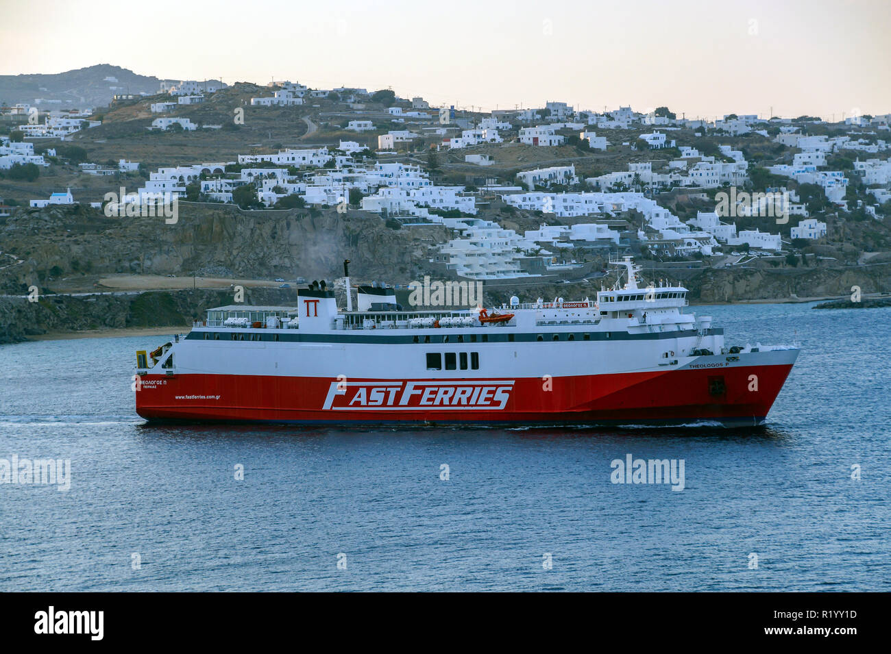 Voiture fast ferries ferry Theologos et à la ville de Mykonos Mykonos island sur dans le groupe des Cyclades dans la mer Égée Grèce Banque D'Images