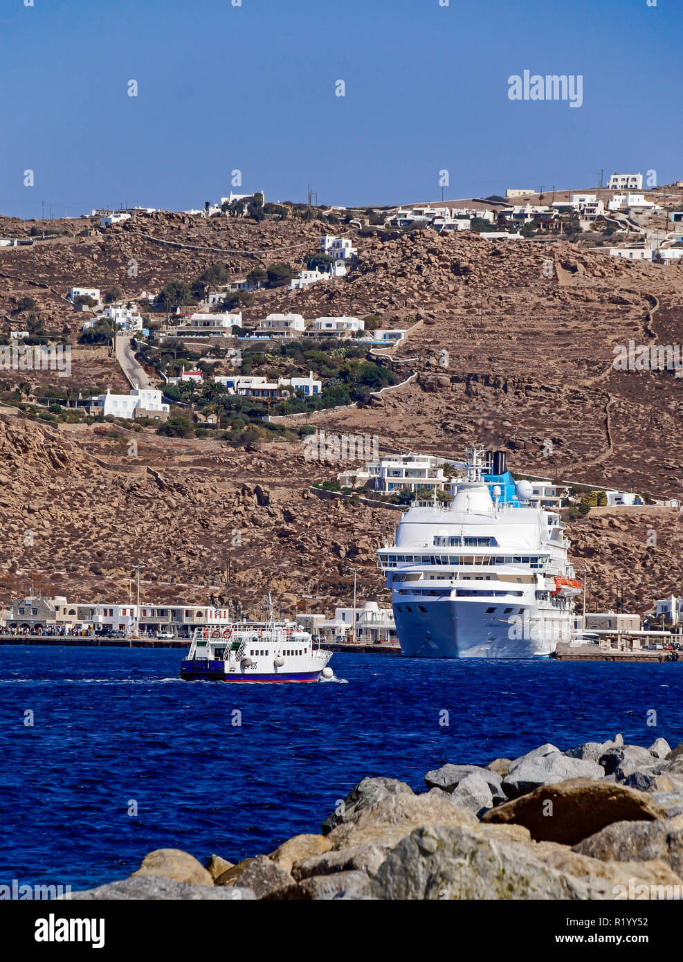 Celestyal Celestyal Croisières amarrés à Crystal Harbour sur l'île de Mykonos Mykonos Cyclades dans le groupe dans la mer Égée Grèce & Bus de mer à gauche Banque D'Images
