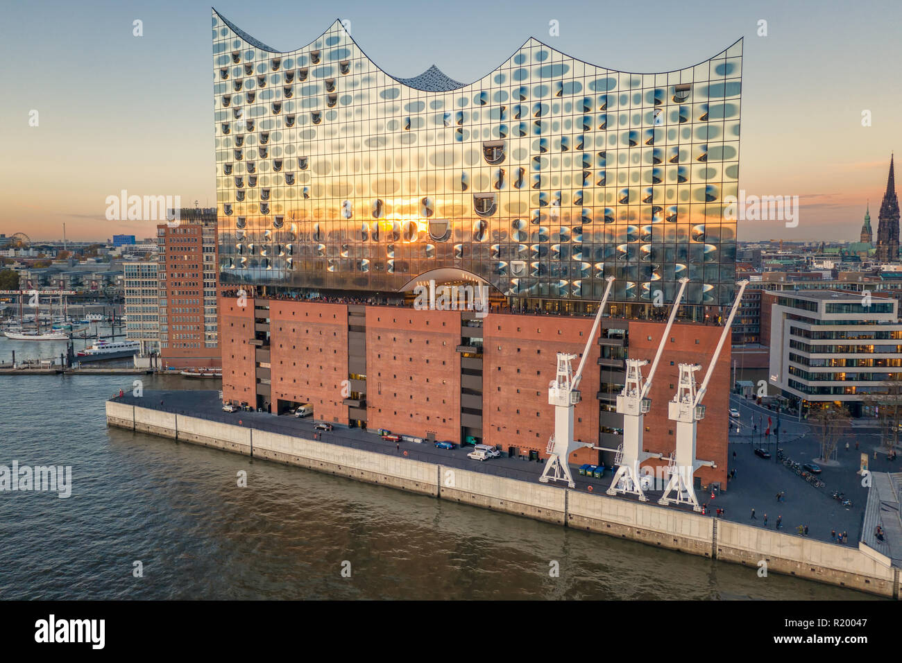 La réflexion de la lumière du soleil sur l'Elbe Philharmonic Hall Banque D'Images