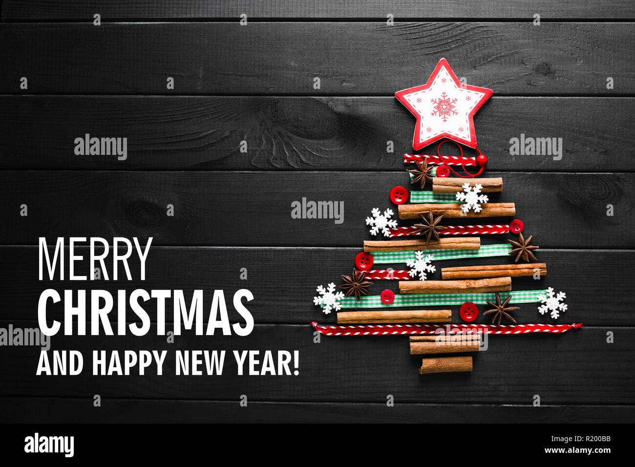 Arbre de Noël de cannelle, l'anis, rubans et boutons Banque D'Images