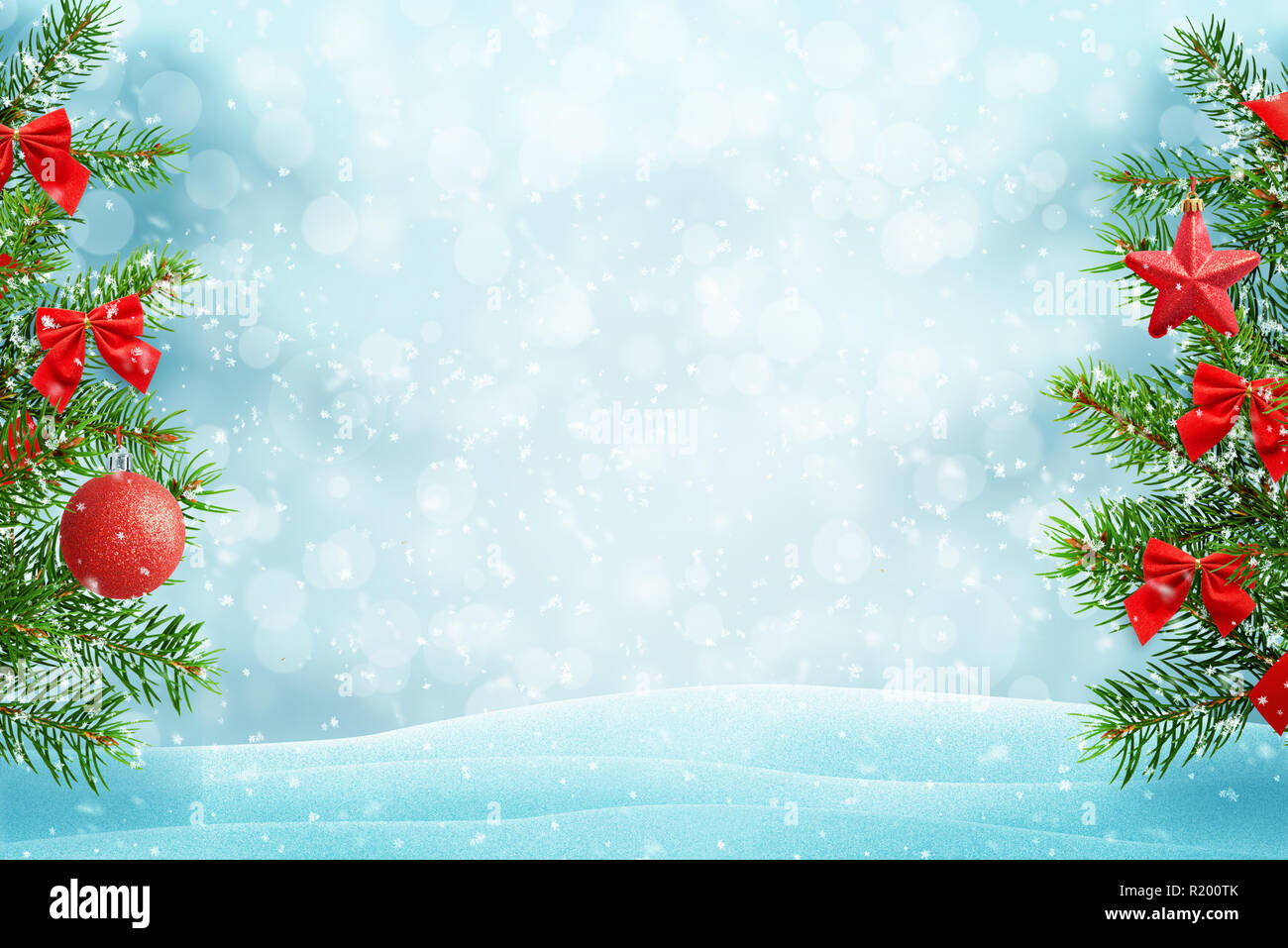 Rouge vert sapin de Noël avec décorations. Espace libre au milieu pour le texte. La neige qui tombe, la lumière et l'effet bokeh. Carte de vœux de Noël concept. Banque D'Images