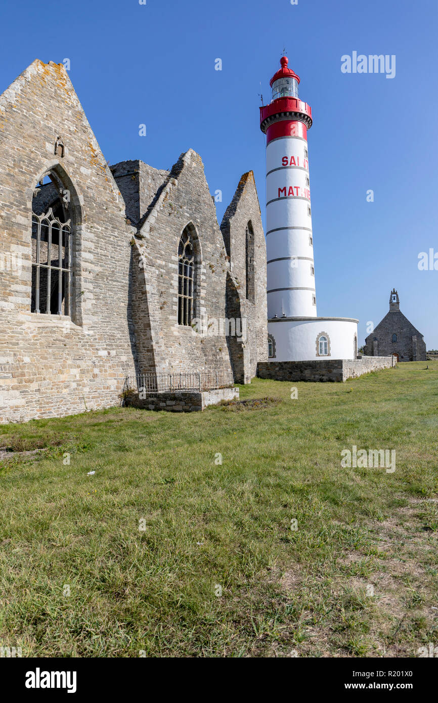 Le phare de St Mathieu et abbey ruins Banque D'Images