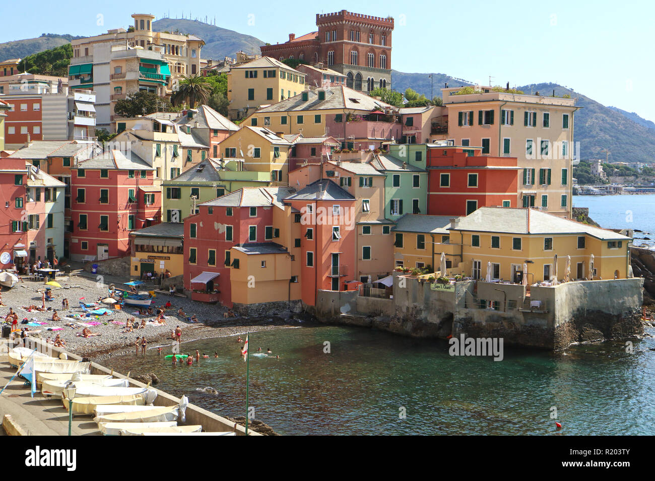 Gênes, Italie - 28 août 2018 Boccadasse est un Génois quanter et ressemble à un petit village entouré d'une grande ville. Le nom signifie 'donkey mo Banque D'Images