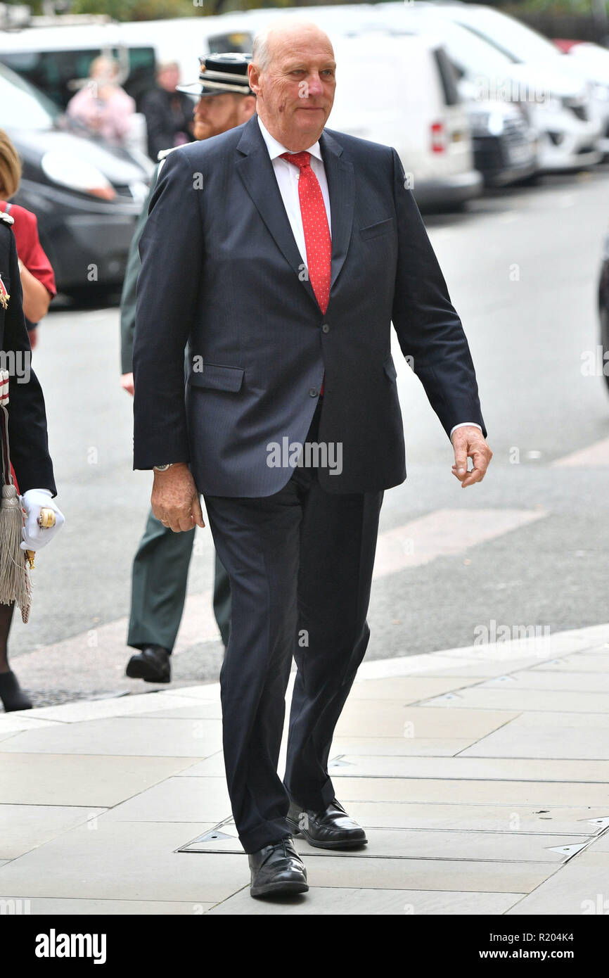 Le roi Harald V de Norvège arrive à assister à la société Anglo-Norse centenaire réception au Club naval et militaire dans le centre de Londres, où il rencontrera la reine Elizabeth II. Banque D'Images