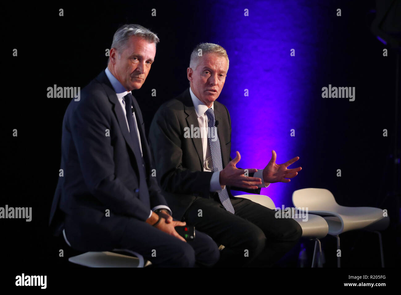 Président exécutif de l'ATP et le président, Chris Kermode (à gauche), chef de l'Australie Tennis Craig Tiley parle au cours de la compétition de l'équipe d'ATP annonce lors de la cinquième journée de l'ATP Nitto finale au O2 Arena, Londres. Banque D'Images