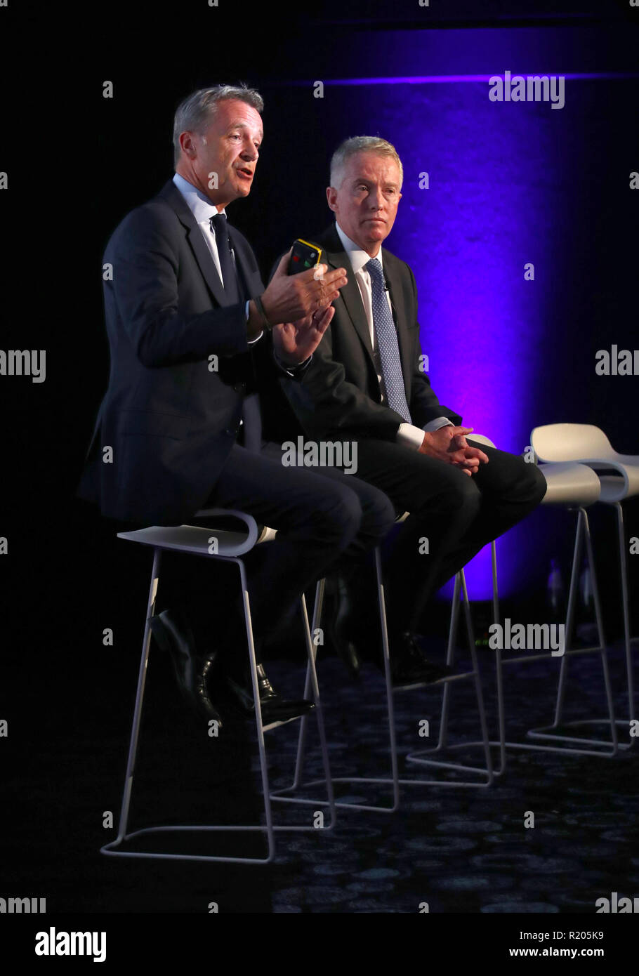 Président exécutif de l'ATP et le président, Chris Kermode (à gauche) et l'Australie de Tennis, PDG Craig Tiley parler au cours de la compétition de l'équipe d'ATP annonce lors de la cinquième journée de l'ATP Nitto finale au O2 Arena, Londres. Banque D'Images