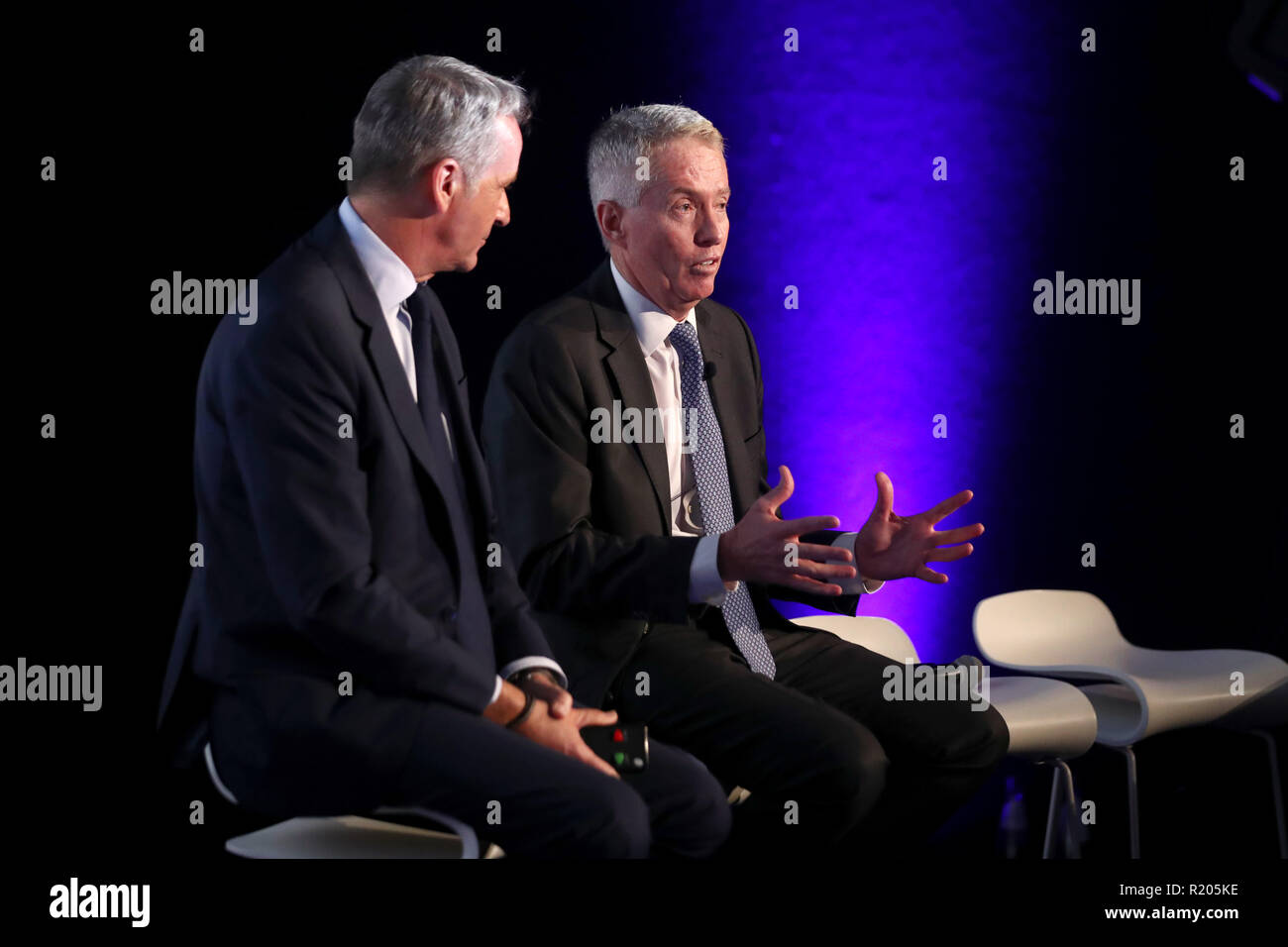 Président exécutif de l'ATP et le président, Chris Kermode (à gauche) et l'Australie de Tennis, PDG Craig Tiley parler au cours de la compétition de l'équipe d'ATP annonce lors de la cinquième journée de l'ATP Nitto finale au O2 Arena, Londres. Banque D'Images