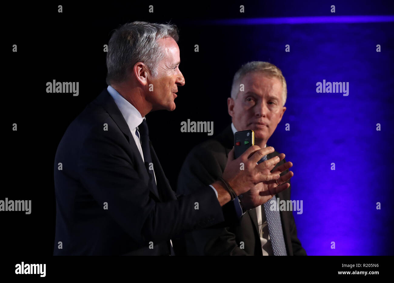 Président exécutif de l'ATP et le président, Chris Kermode (à gauche) et l'Australie de Tennis, PDG Craig Tiley parler au cours de la compétition de l'équipe d'ATP annonce lors de la cinquième journée de l'ATP Nitto finale au O2 Arena, Londres. ASSOCIATION DE PRESSE Photo. Photo date : Jeudi 15 novembre 2018. Voir l'histoire de Londres TENNIS PA. Crédit photo doit se lire : John Walton/PA Wire. RESTRICTIONS : usage éditorial uniquement, pas d'utilisation commerciale sans autorisation préalable. Banque D'Images