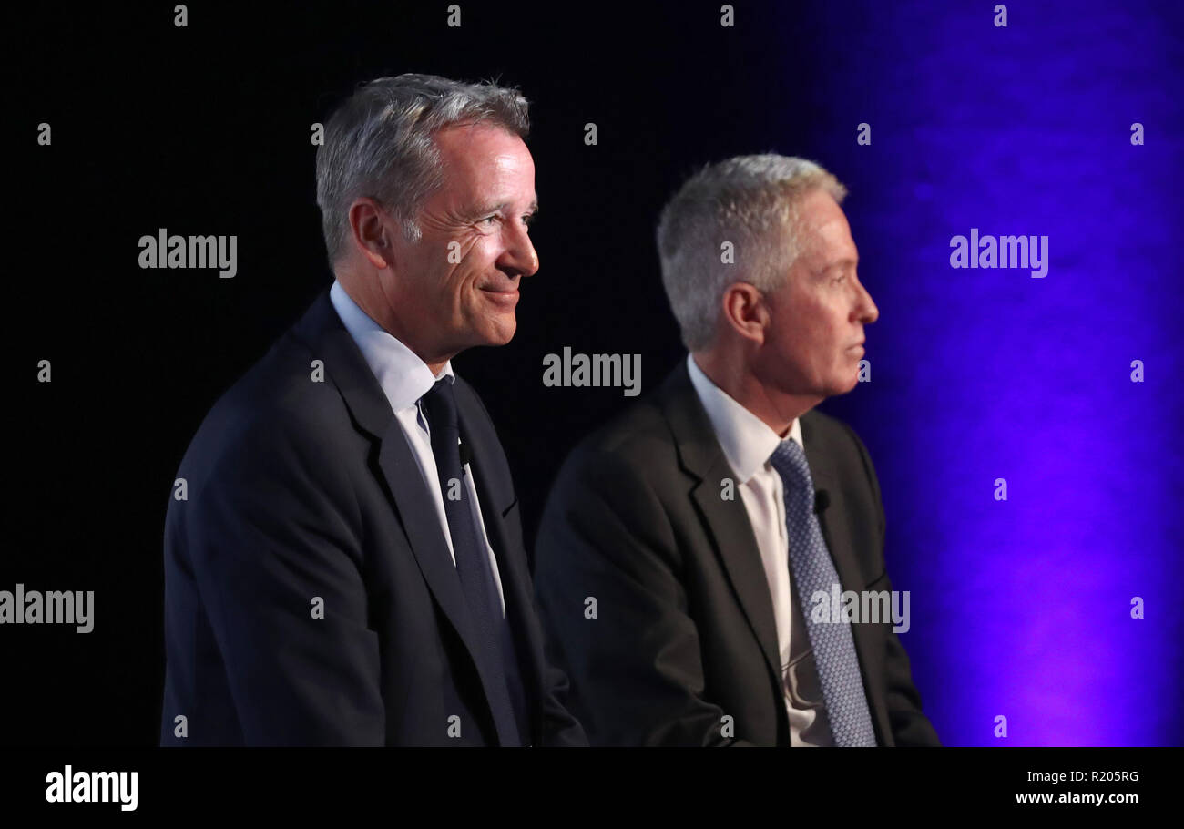 Président exécutif de l'ATP et le président, Chris Kermode (à gauche) et l'Australie de Tennis, PDG Craig Tiley parler au cours de la compétition de l'équipe d'ATP annonce lors de la cinquième journée de l'ATP Nitto finale au O2 Arena, Londres. Banque D'Images