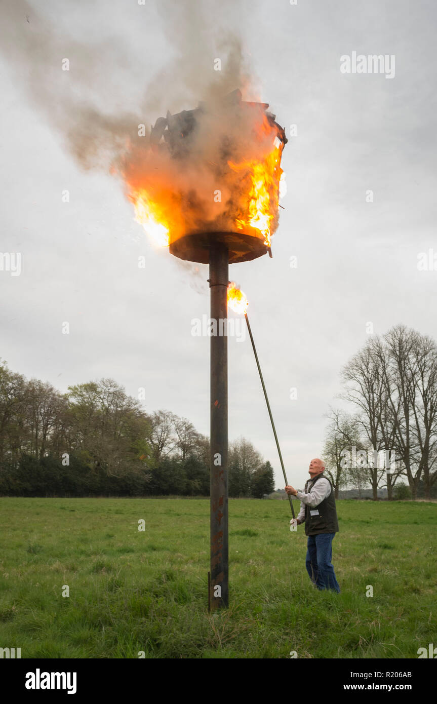 Le village d'éclairage avec une torche enflammée de balise pour célébrer le 90e anniversaire de la Reine à Rotherfield Greys, 2016 Banque D'Images
