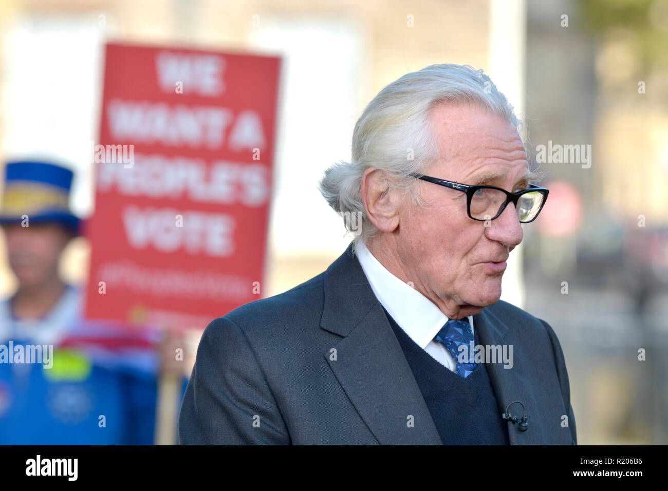 Michael Heseltine / Baron Heseltine (ancien député conservateur et vice-PM) d'être interviewé sur College Green, Westminster, novembre 2018 avec Steve B Banque D'Images