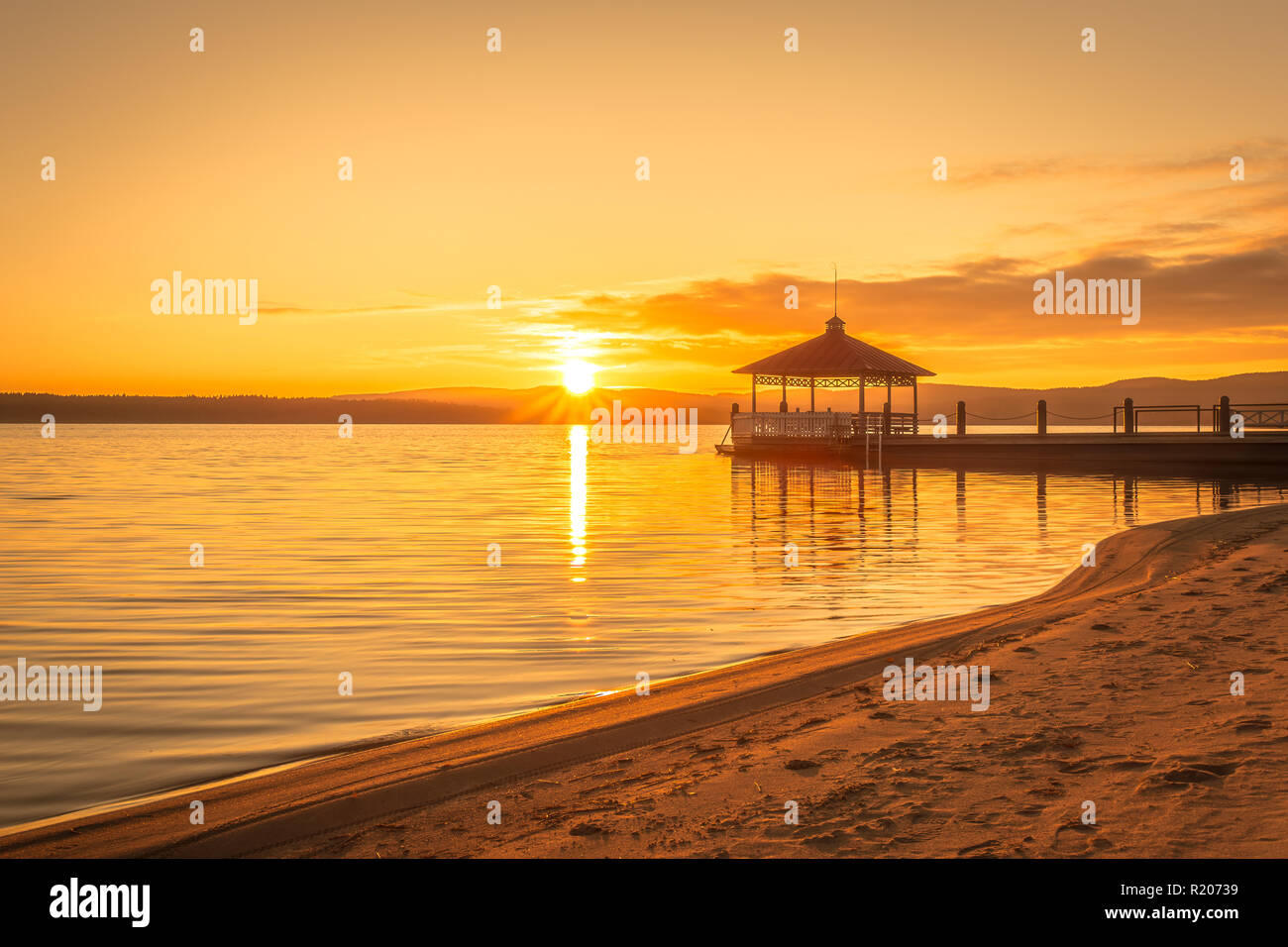 Paysage de coucher du soleil plage Hiukka. Sotkamo, Finlande. Banque D'Images