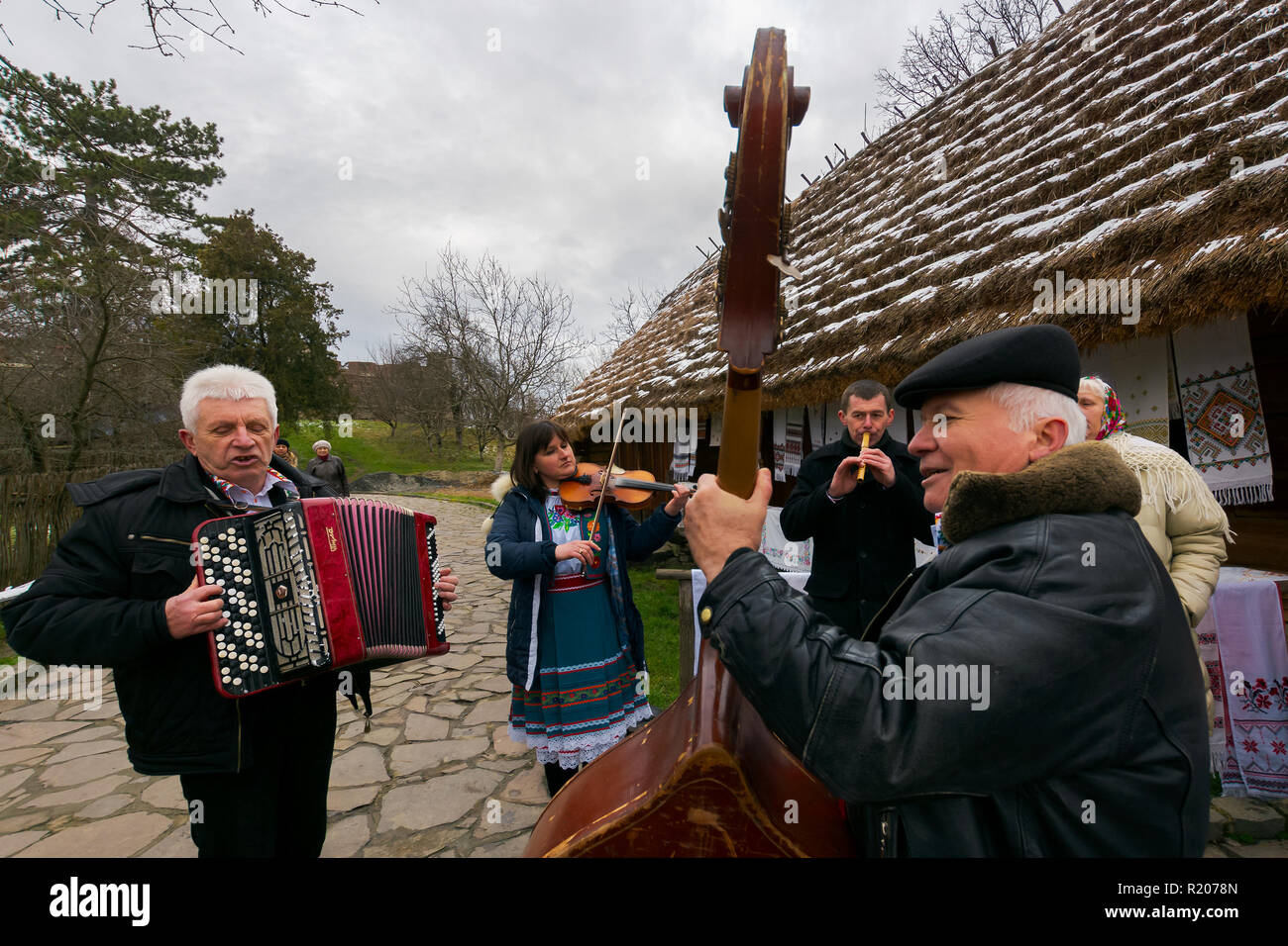 Uzhgorod, Ukraine - 13 Jan 2018 : Vasylya festival célébrant en musée de l'architecture populaire et de la vie. Des représentants de la région montrent à Mijgiria Banque D'Images
