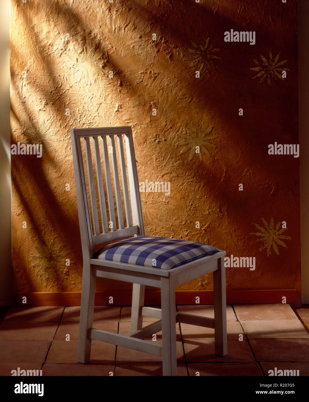 Salle à manger avec une chaise peinte bleu rembourré +siège blanc Banque D'Images
