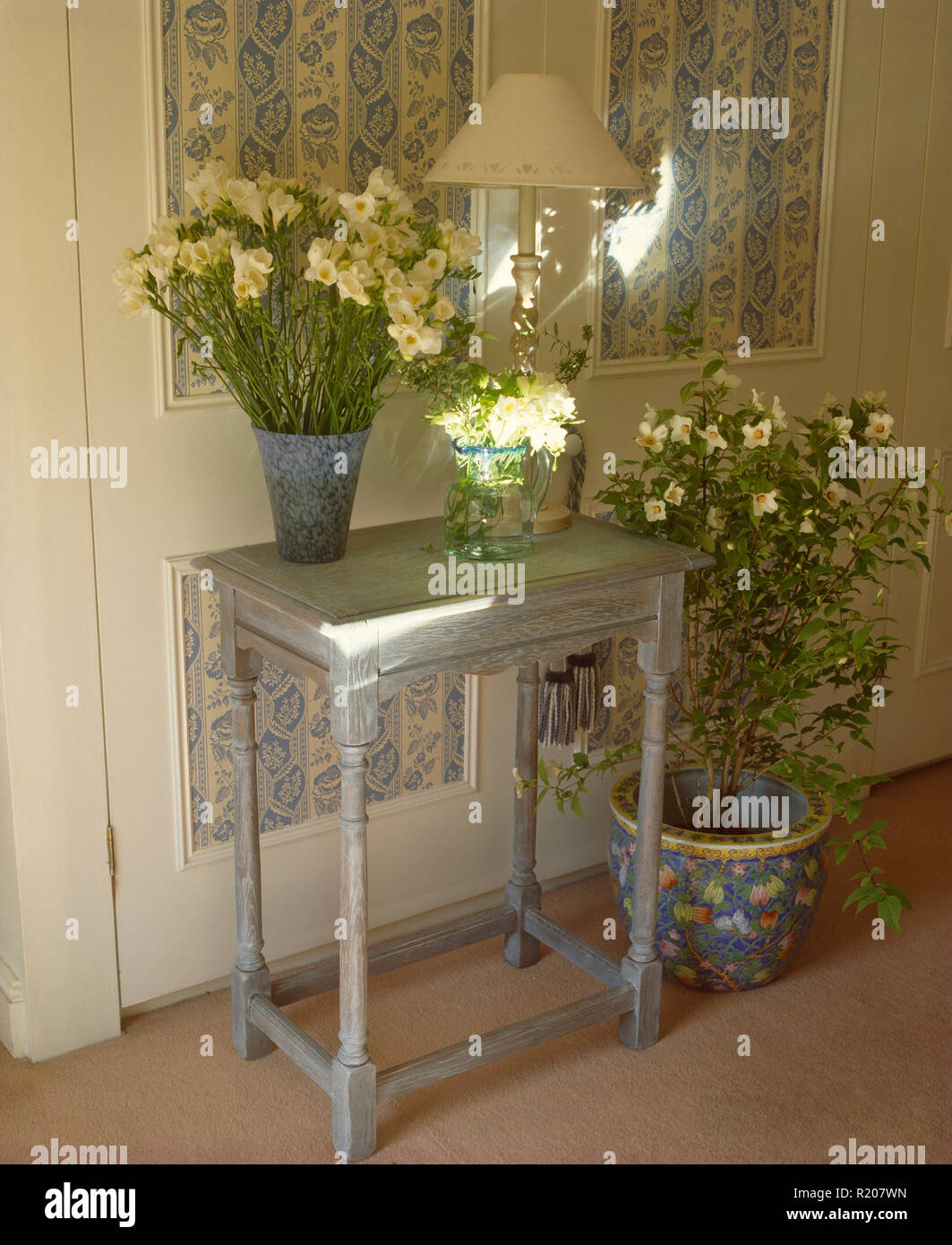 Vase de fleurs blanches peintes sur table console Banque D'Images