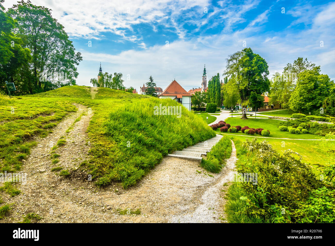 Vue panoramique sur le parc en centre-ville dans la ville de Varazdin, Croatie. Banque D'Images