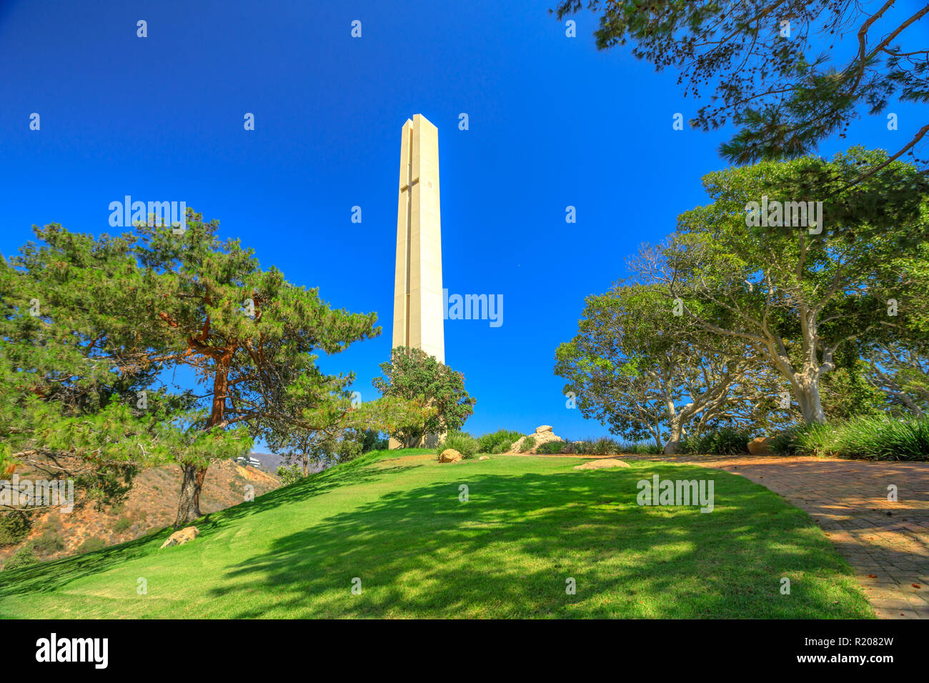 Malibu, California, United States - 7 août 2018 : Tour Thème Phillips, croix monumentale, symbole de l'engagement de Pepperdine valeurs chrétiennes et de service à l'humanité, à l'entrée du Campus de Malibu. Banque D'Images