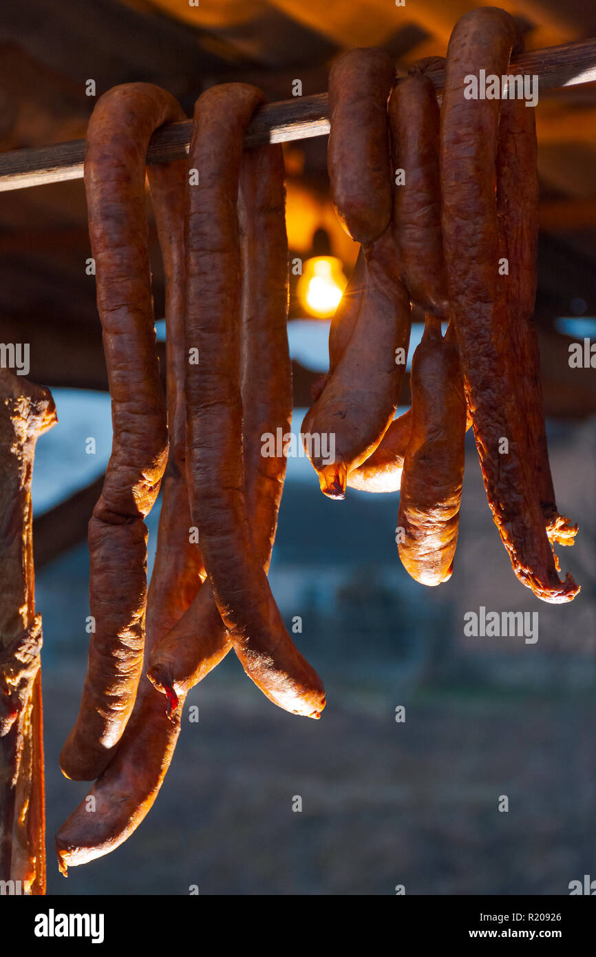 Hecha, Ukraine - Jan 27, 2018 : Achèvement des bouchers de porc. Saucissons séchés sans fumée accrocher sur le bar de la cuisine traditionnelle savoureuse. Banque D'Images