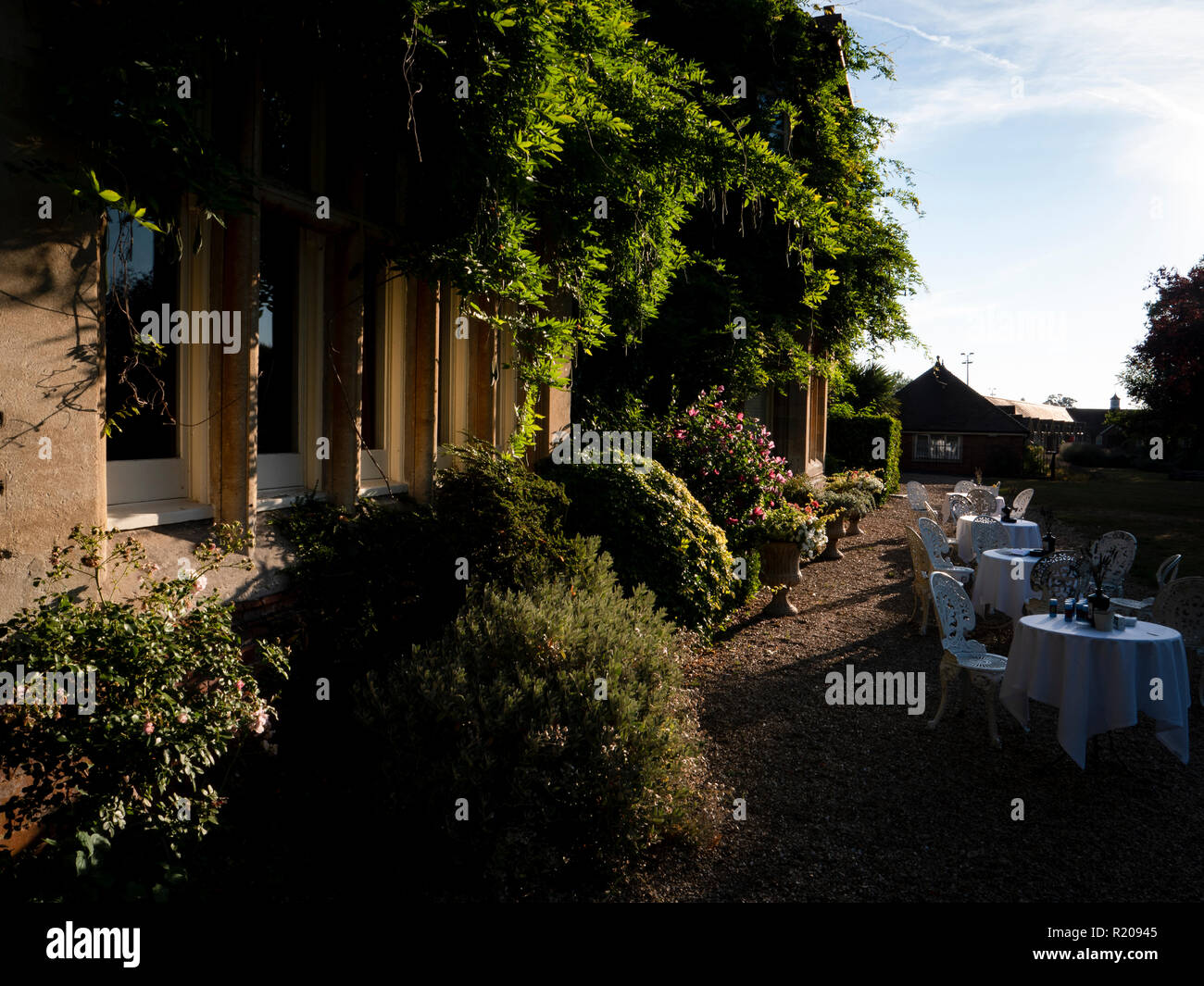 Façade en briques rouges de campagne victorienne du xixe siècle. Dans l'hôtel tôt le matin, la lumière du soleil Berkshire UK. Banque D'Images