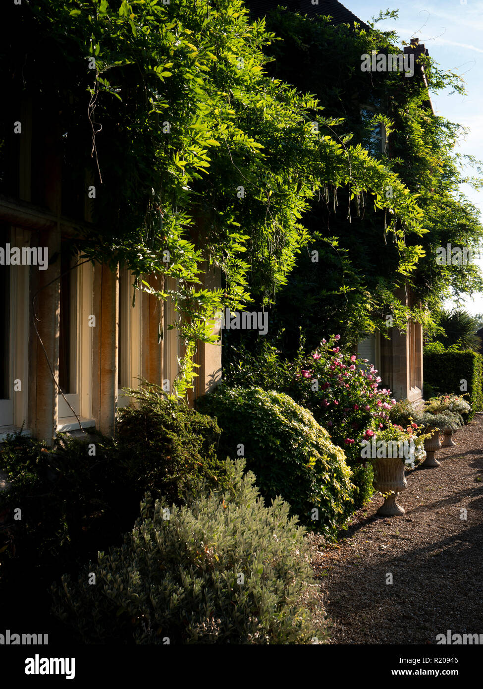 Façade en briques rouges de campagne victorienne du xixe siècle. Dans l'hôtel tôt le matin, la lumière du soleil Berkshire UK. Banque D'Images