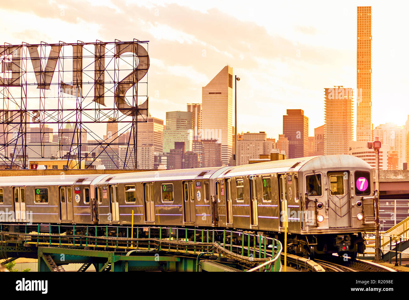 New York Subway train no 7, Long Island City, Queens Queensboro Plaza, New York City Banque D'Images