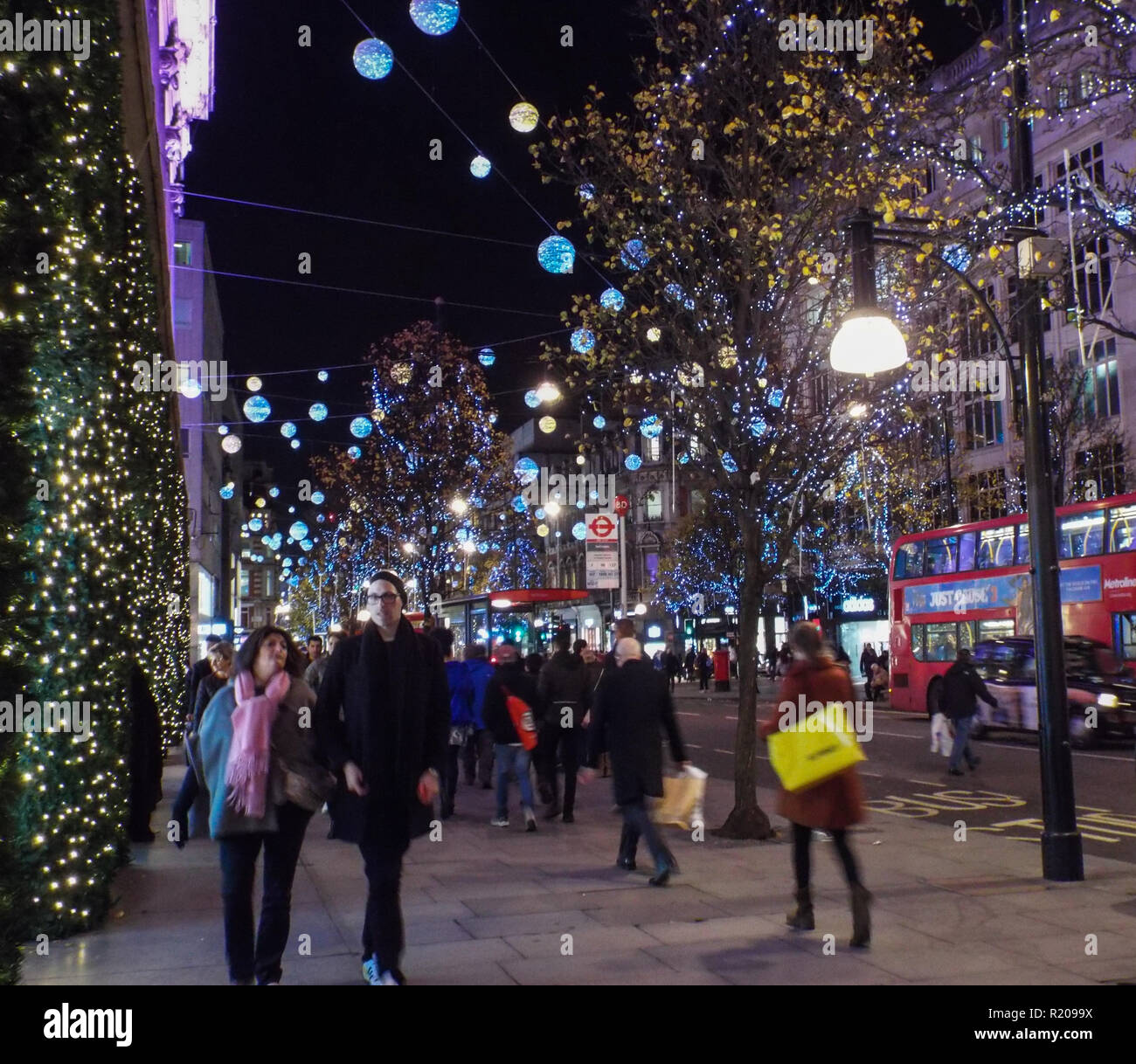 Les lumières de Noël et de shopping sur Oxford St. le centre de Londres, en Angleterre. La nuit, à l'horizontale. Dec.2015 Banque D'Images