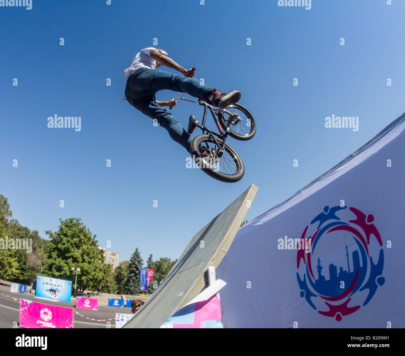 KAZAKHSTAN ALMATY - août 28, 2016 : la concurrence extrême en milieu urbain, où la ville les athlètes concourent dans les disciplines : planche à roulettes, patins à roulettes, BMX. Stunt Bmx effectuée en haut de la mini rampe sur un skatepark. Banque D'Images