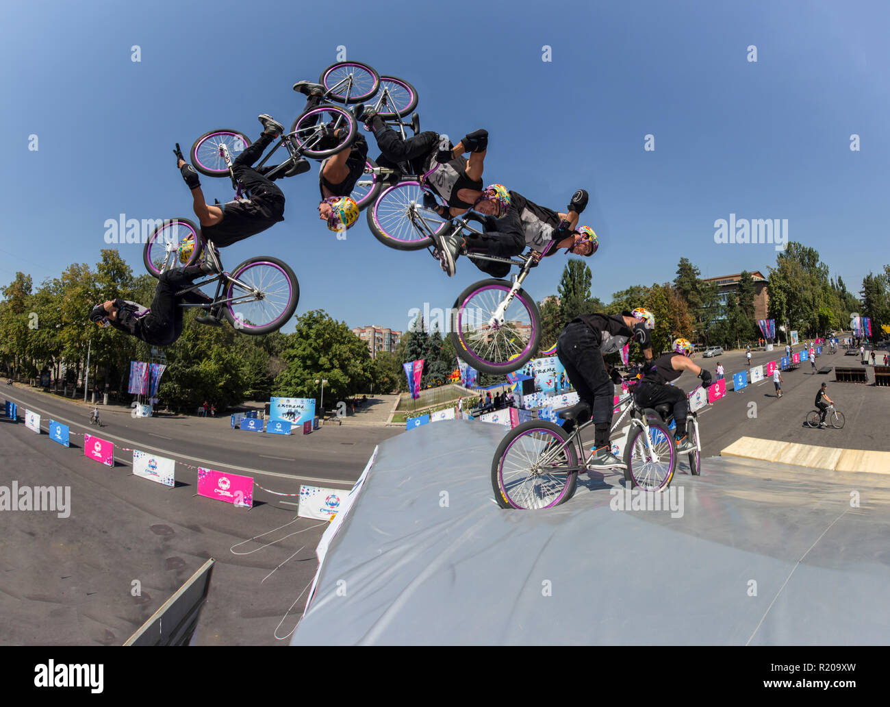 KAZAKHSTAN ALMATY - août 28, 2016 : la concurrence extrême en milieu urbain, où la ville les athlètes concourent dans les disciplines : planche à roulettes, patins à roulettes, BMX. Stunt Bmx effectuée en haut de la mini rampe sur un skatepark. Banque D'Images