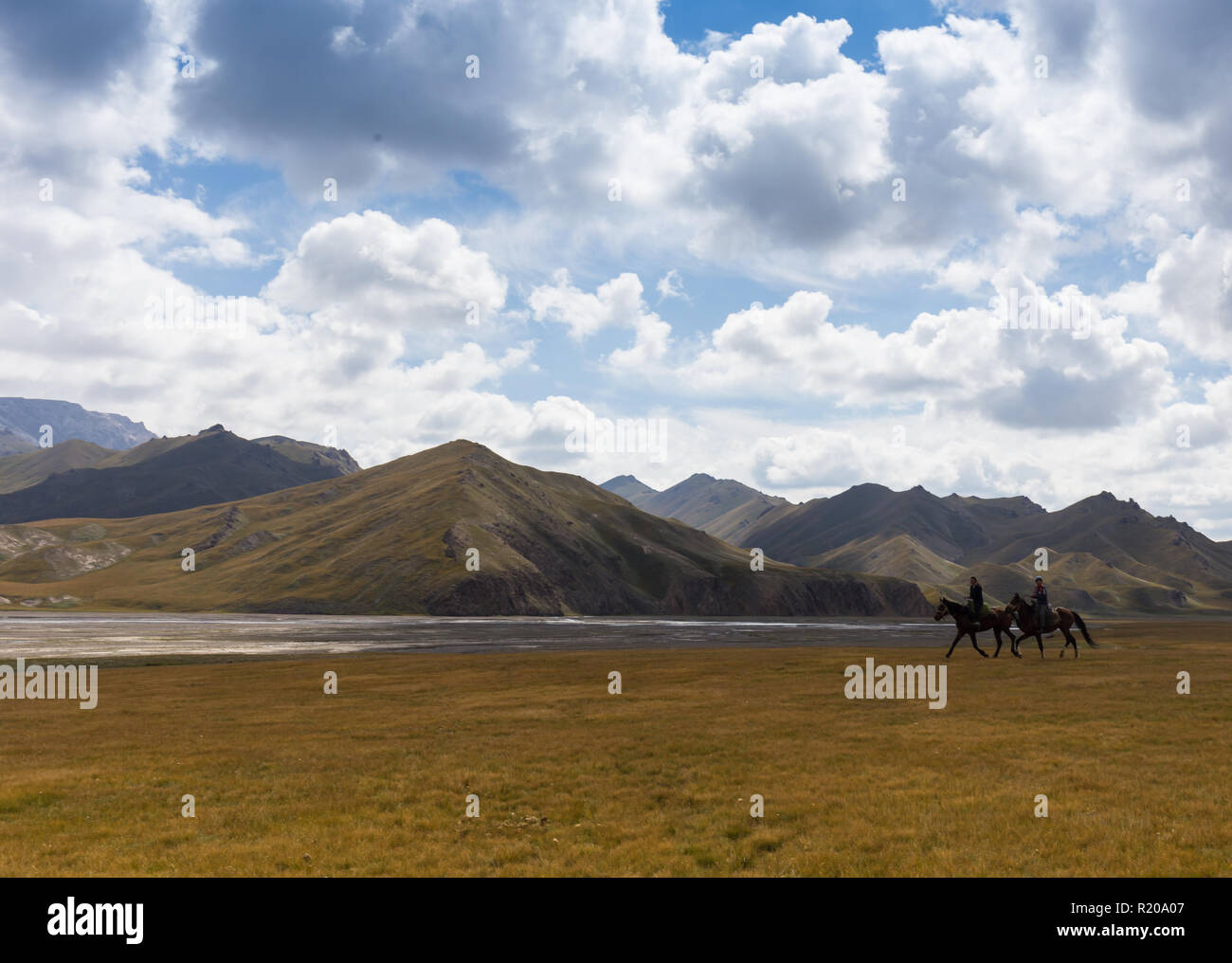 De BAYAN ULGII, MONGOLIE - APREL 10 : jeune garçon monter à cheval autour du village de Sagsai sur l'ouest de la Mongolie en 2016, 10 Aprel Bayan-Ulgii, Mongolie Banque D'Images
