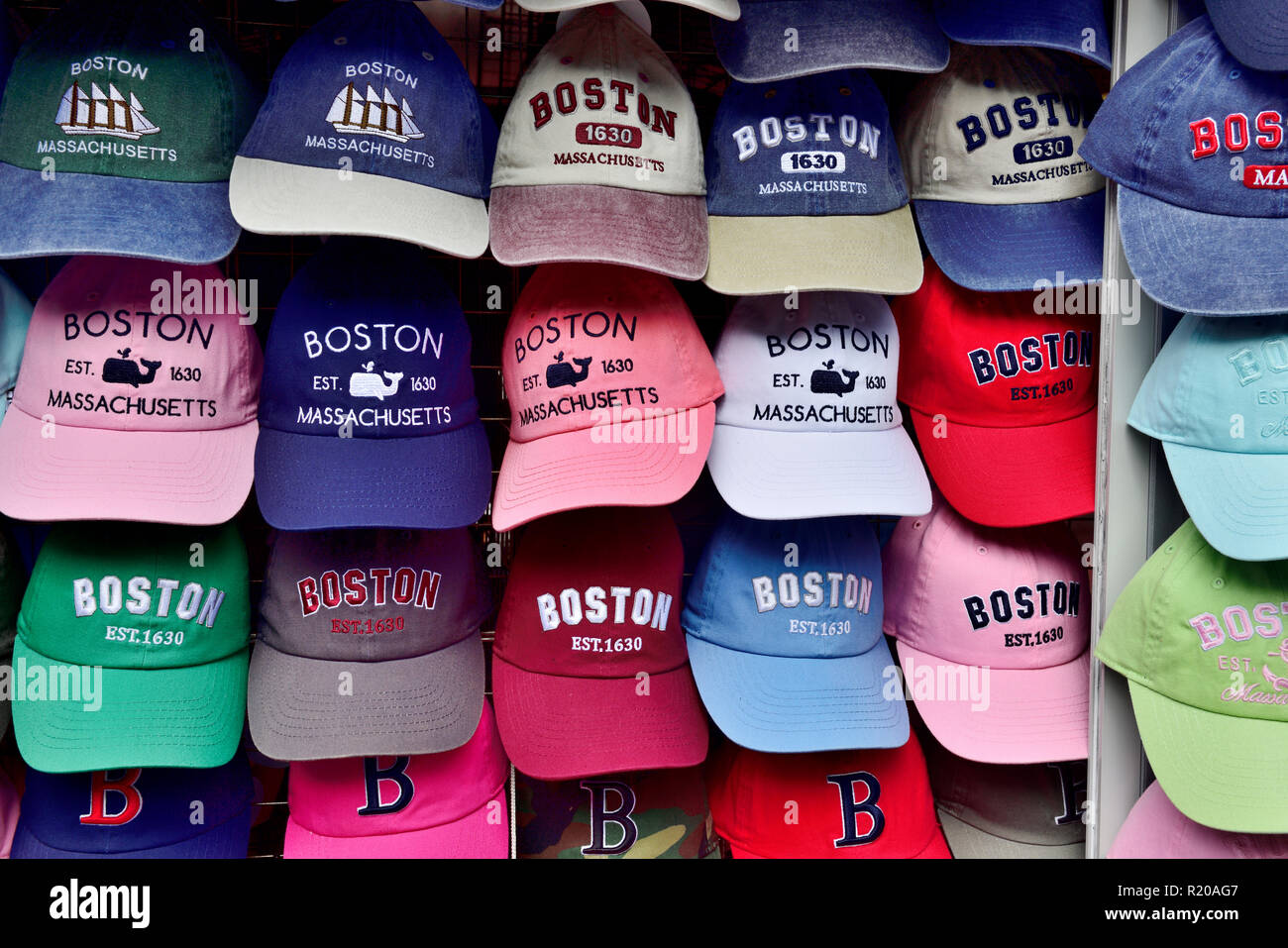 Les casquettes de baseball de Boston de souvenirs sur l'affichage pour la vente dans la rue du marché Banque D'Images