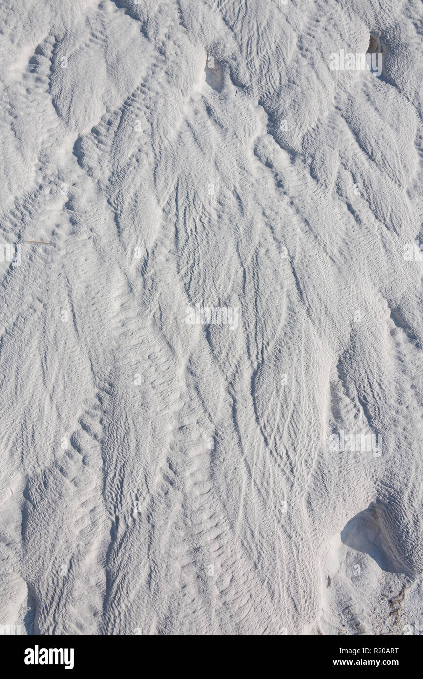 La texture de calcaire blanc qui a été posée avec l'eau sur la mine à ciel ouvert Banque D'Images