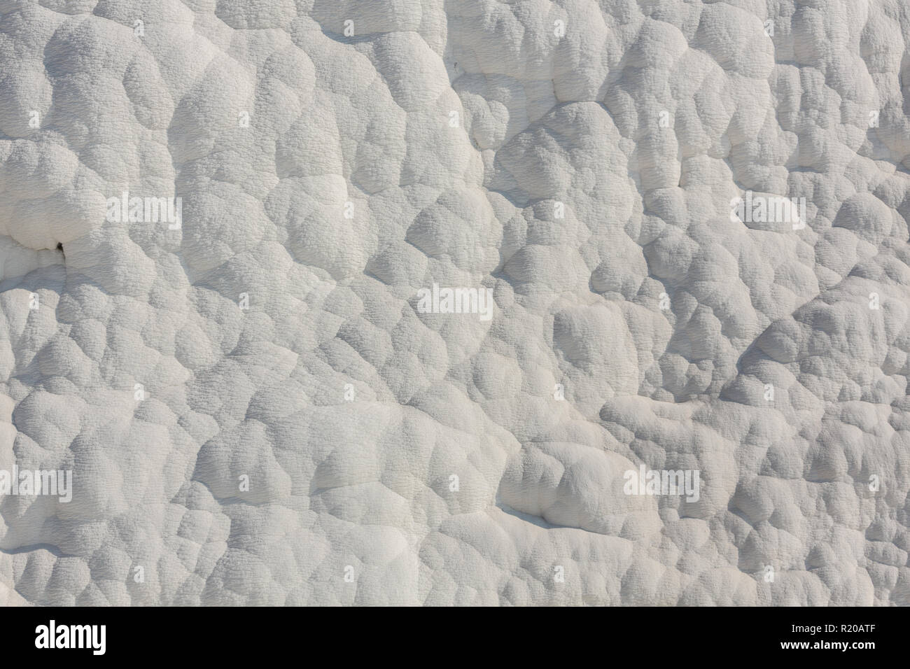 La texture de calcaire blanc qui a été posée avec l'eau sur la mine à ciel ouvert Banque D'Images