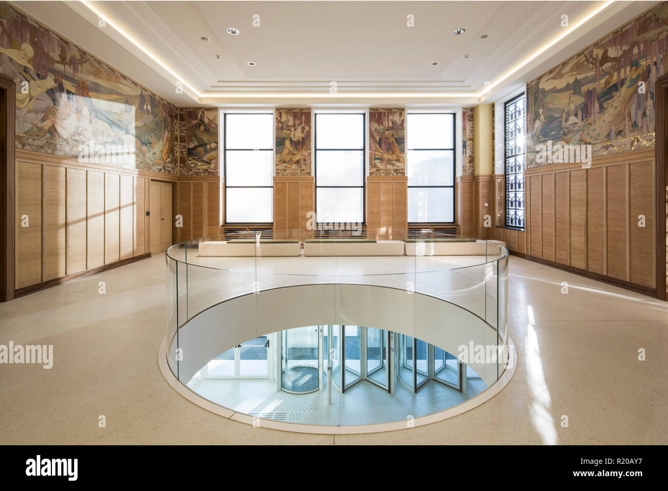 Premier étage hall d'accueil avec boiseries d'origine et de l'art déco. Maison de l'histoire européenne, Bruxelles, Bruxelles, Belgique. Architecte : Chaix & Morel et Banque D'Images