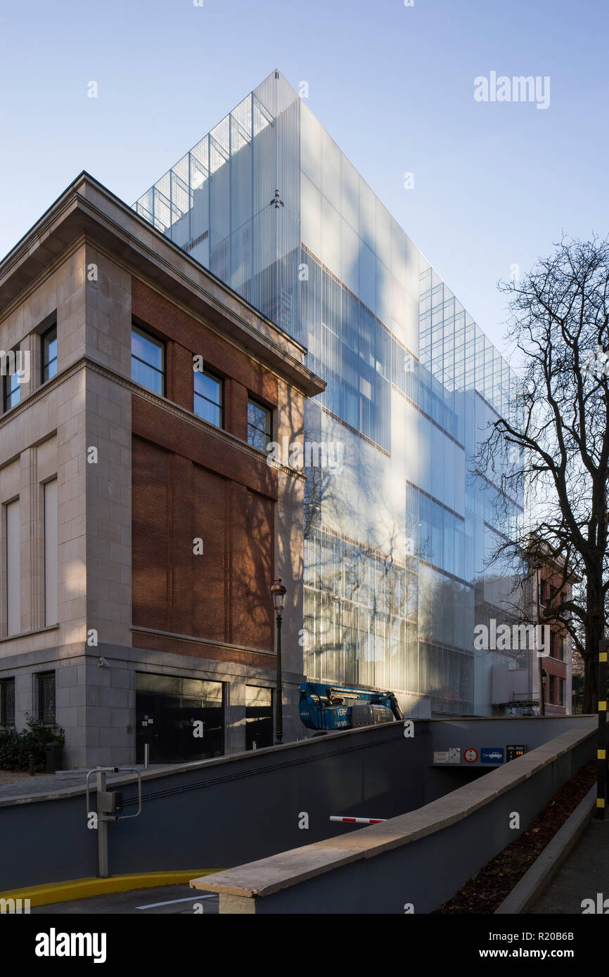 Élévation latérale de façade en verre. Maison de l'histoire européenne, Bruxelles, Bruxelles, Belgique. Architecte : Chaix & Morel et associés, 2017. Banque D'Images