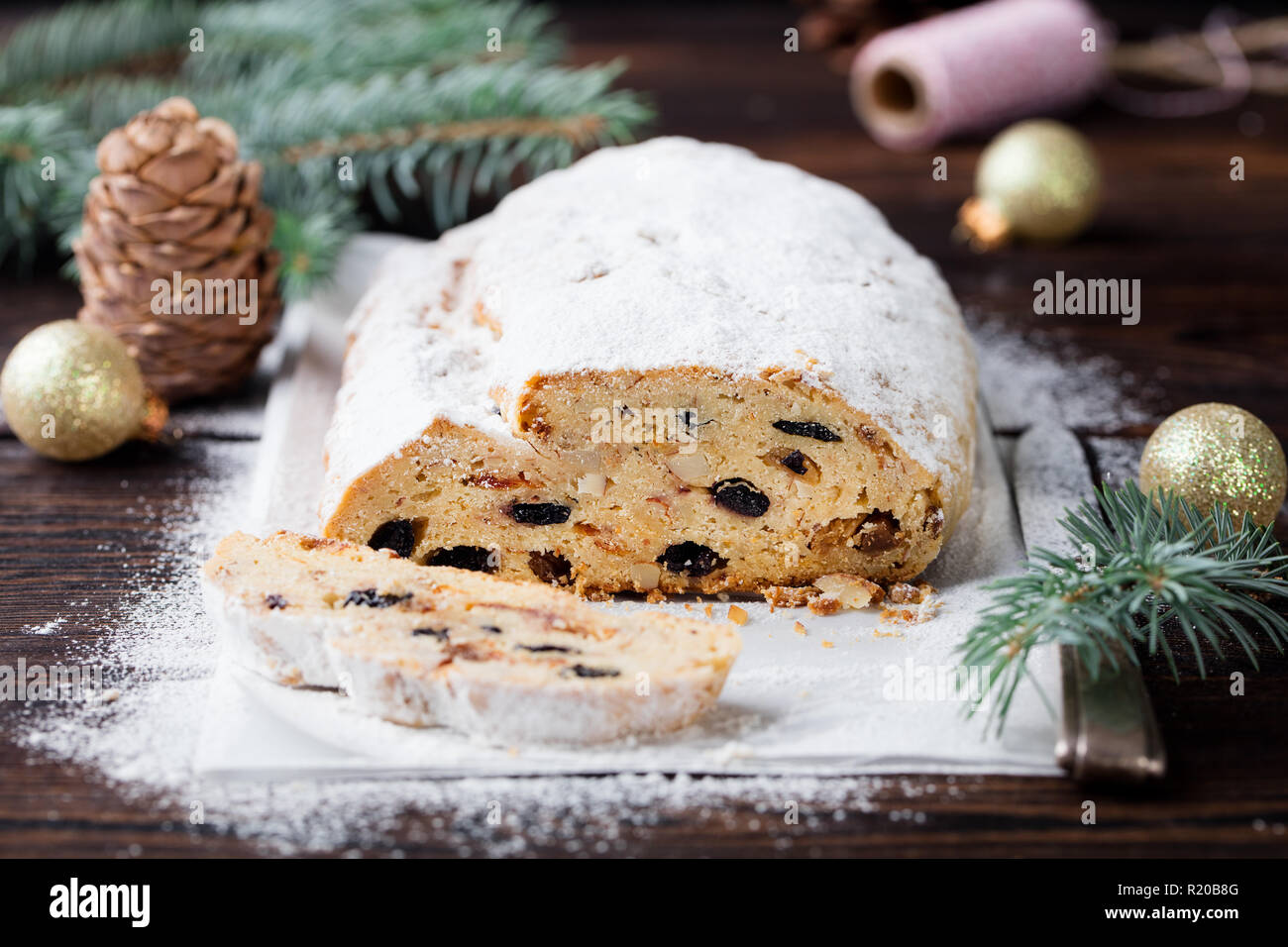 Stollen de Noël gâteau. Dresdner traditionnelle pâtisserie christ avec massepain et les raisins secs. Close up. Banque D'Images