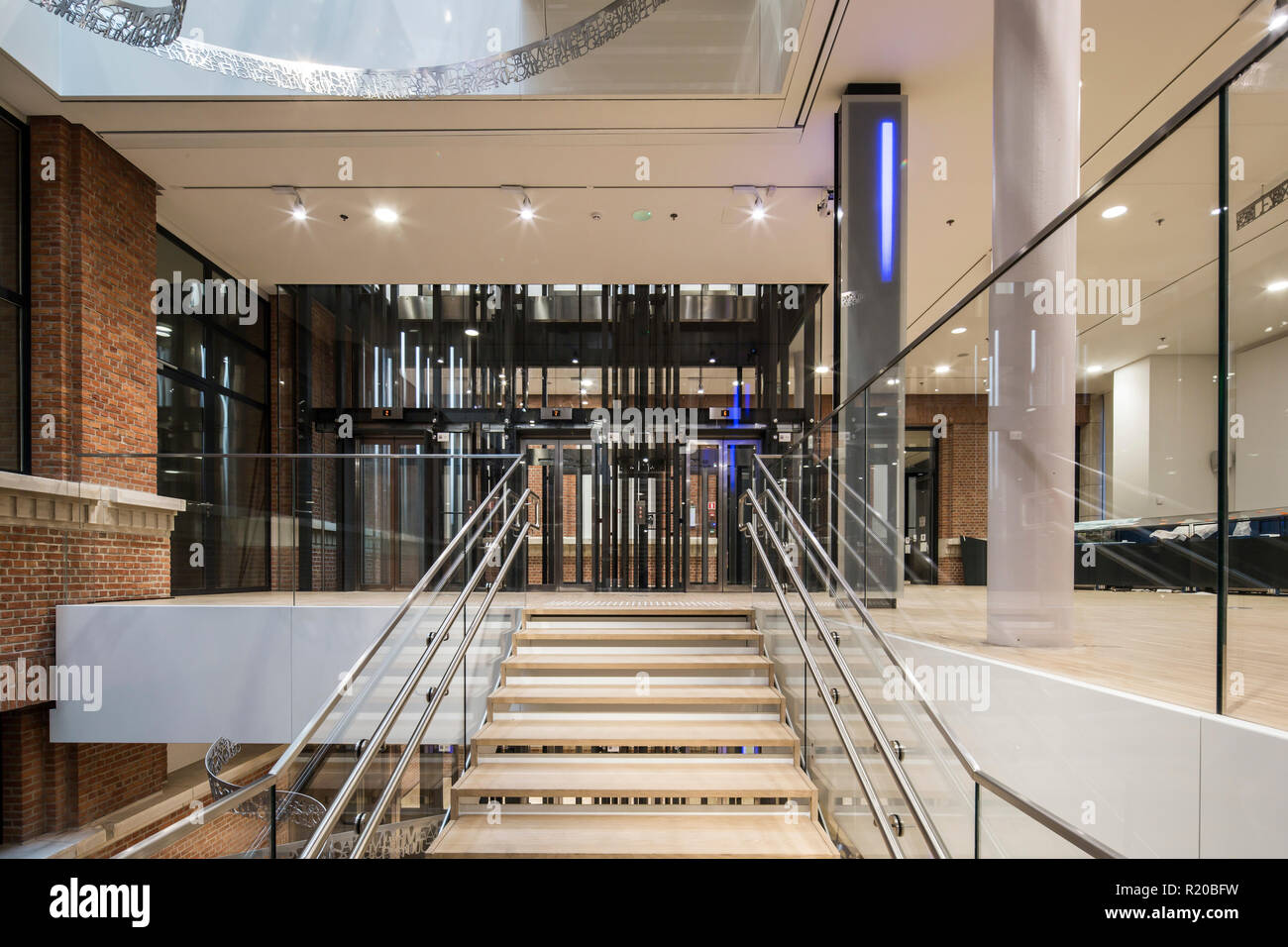 Escalier menant au niveau supérieur. Maison de l'histoire européenne, Bruxelles, Bruxelles, Belgique. Architecte : Chaix & Morel et associés, 2017. Banque D'Images