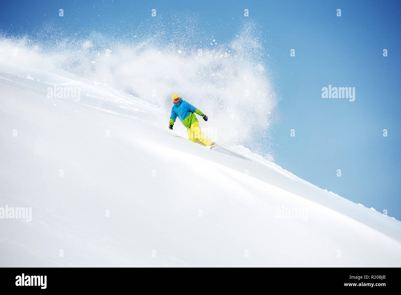 Snowboarder à pente rapide hors piste avec poudreuse de la queue. Concept de ski freeride Banque D'Images Snowboarder à pente rapide hors piste avec poudreuse de la queue. Concept de ski freeride Banque D'Images