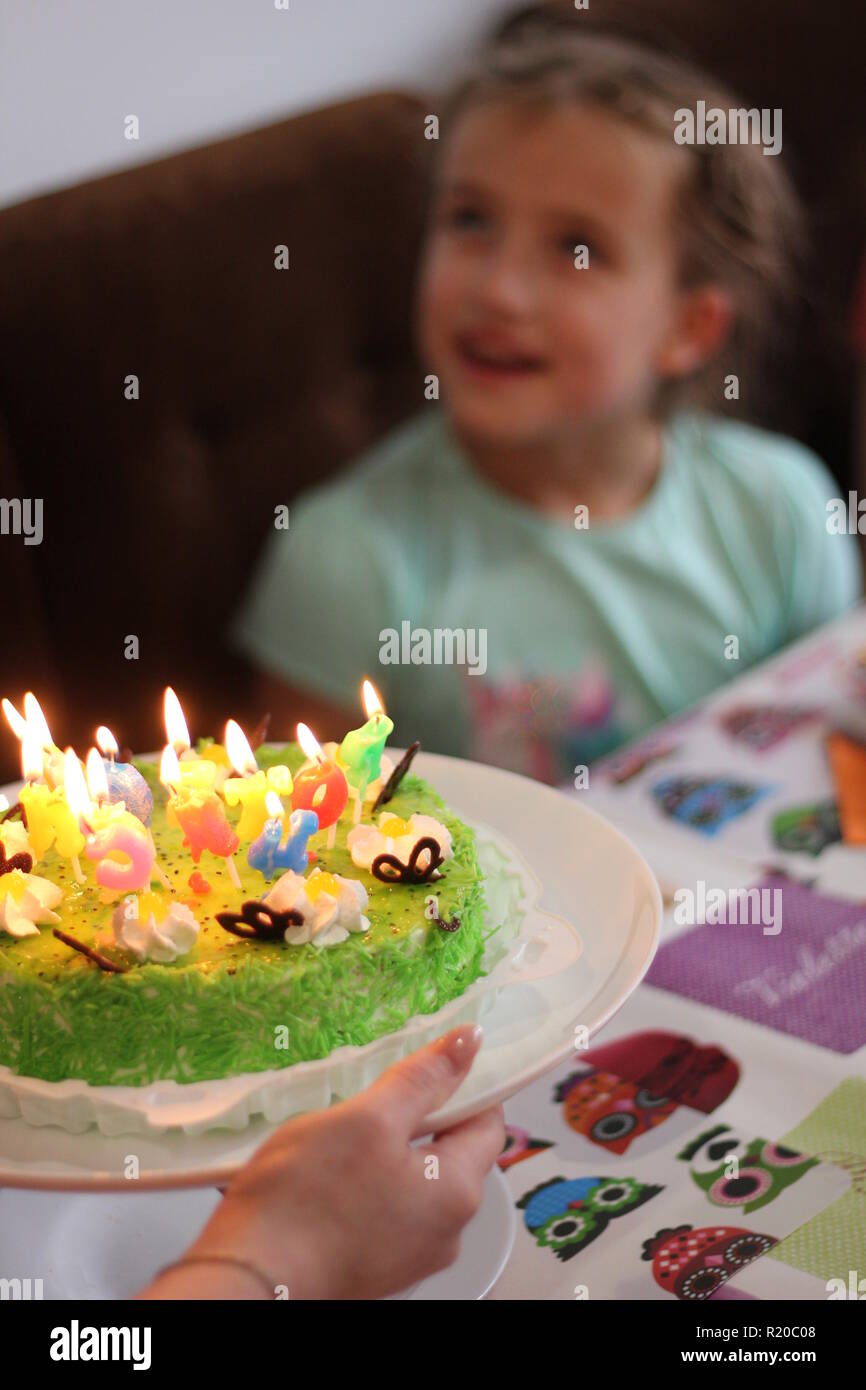 Heureux les enfants à un anniversaire partie jeune fille Banque D'Images