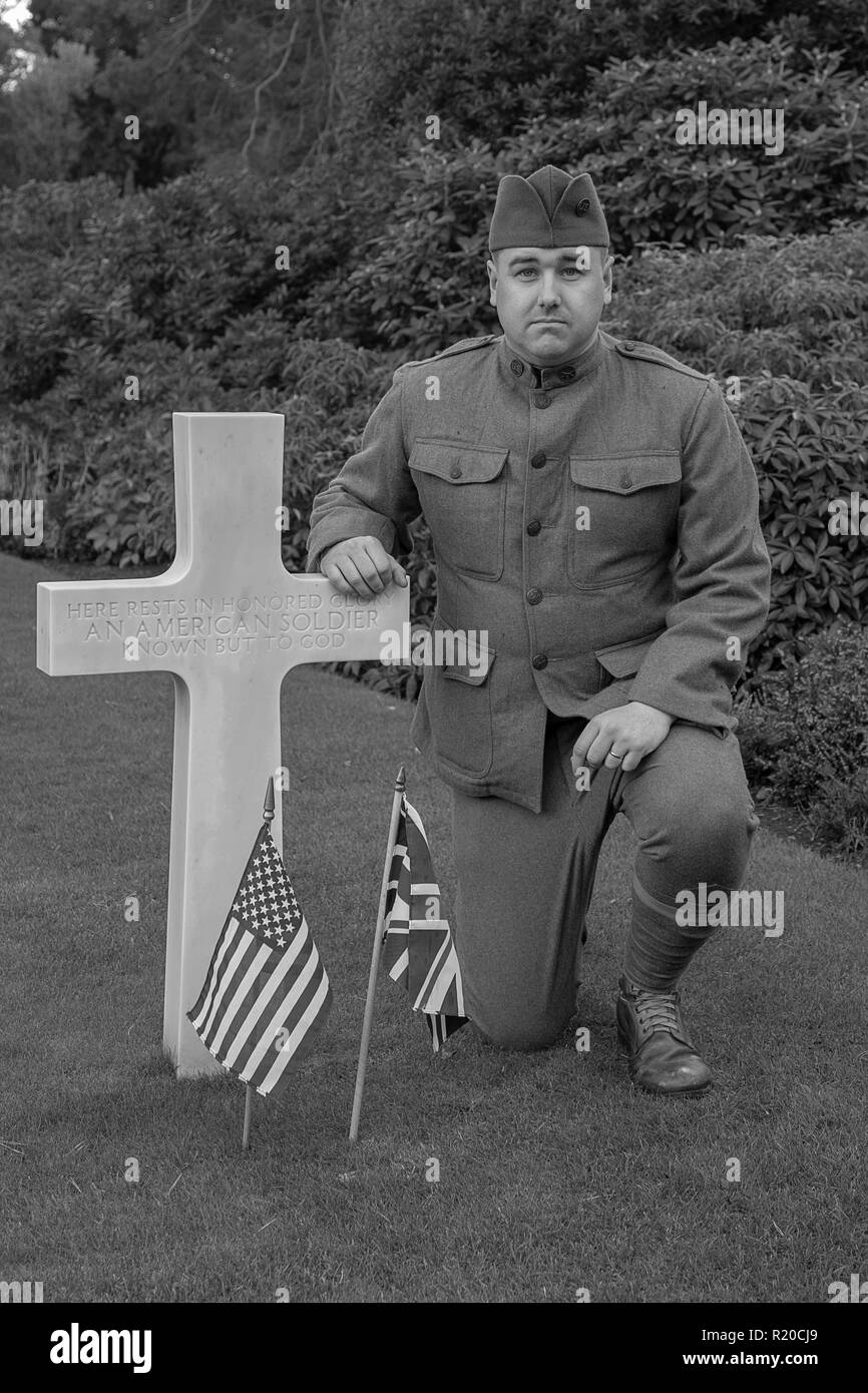 Service à la Journée des anciens combattants de la PREMIÈRE GUERRE MONDIALE Cimetière Américain. Ryan Turner de 'les Américains sur le front de l'Ouest' dépeint un Doughboy au Service Banque D'Images