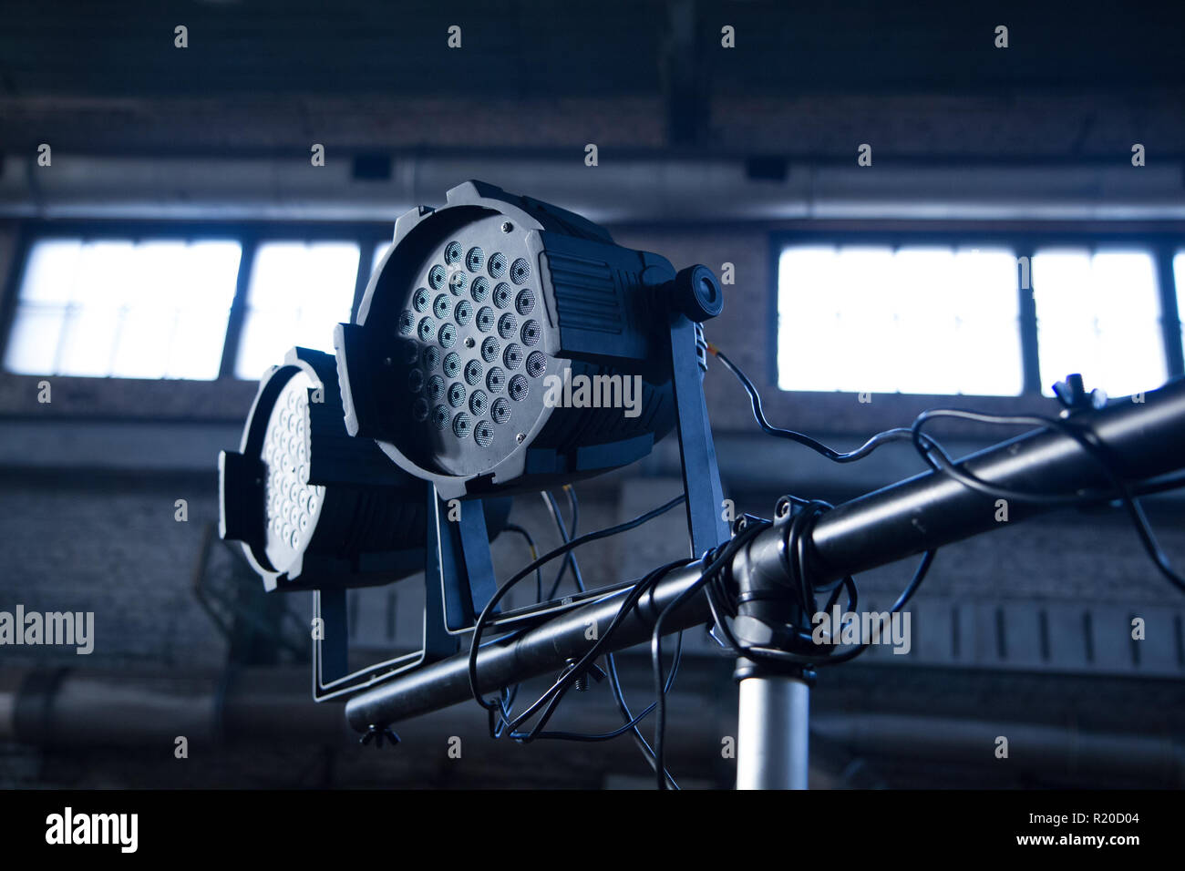 Projecteurs de théâtre sur noir prix industriels avec windows. Banque D'Images