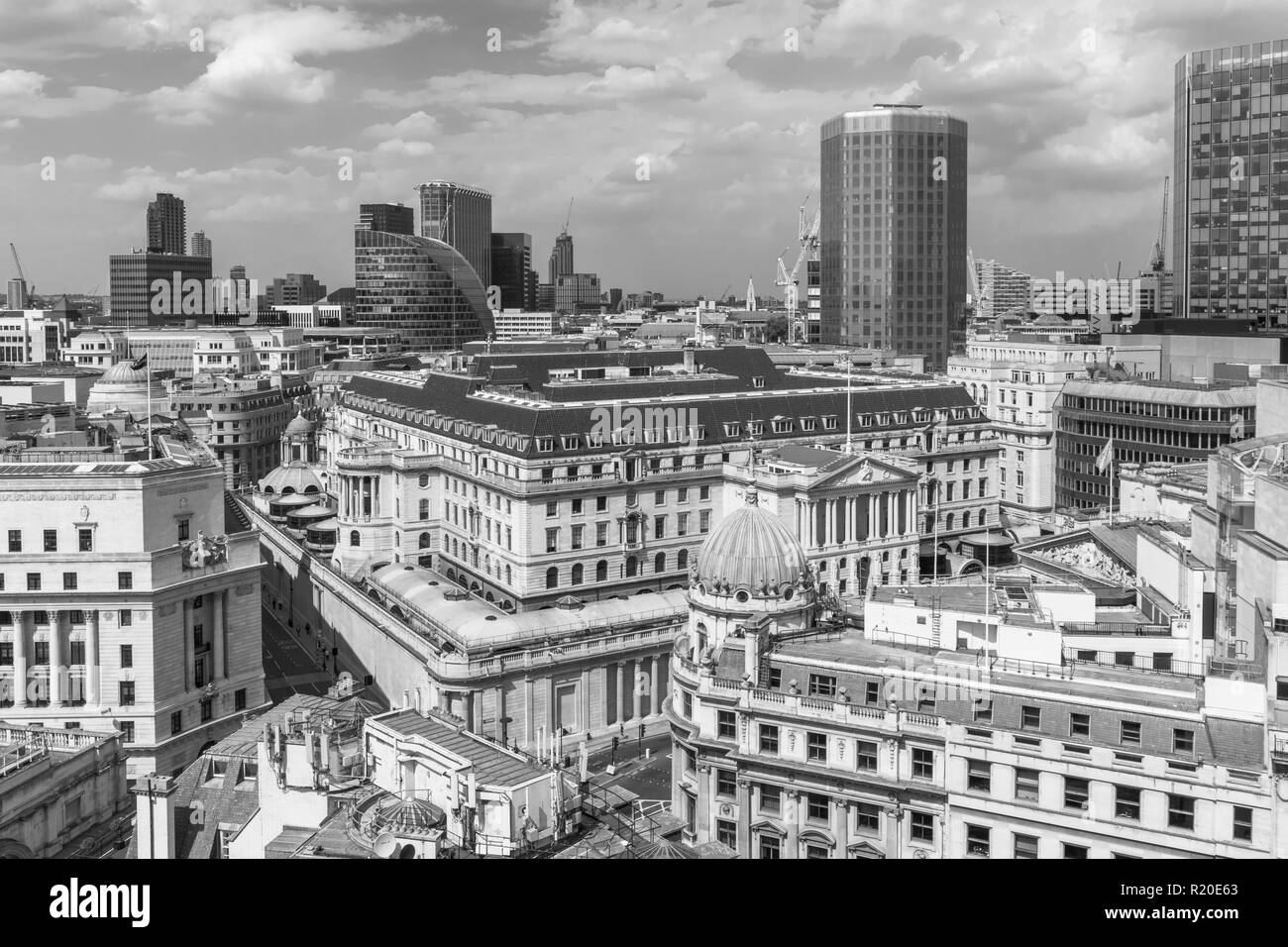 Vue sur l'horizon sur le toit de la Banque d'Angleterre, Threadneedle Street, City of London financial district, EC2 avec Angel Cour et Maison du Maure derrière Banque D'Images