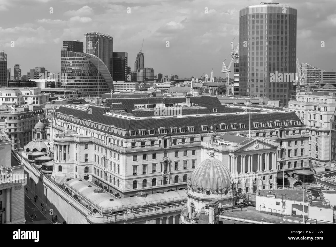 Vue sur l'horizon sur le toit de la Banque d'Angleterre, Threadneedle Street, City of London, EC2 avec Angel Cour et Maison du Maure derrière Banque D'Images