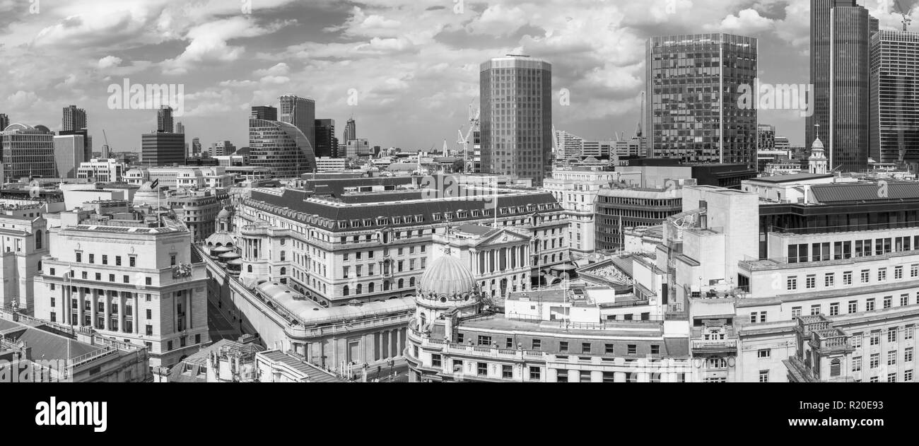 Vue sur le toit de la Banque d'Angleterre, Threadneedle Street, City of London, EC2 avec Angel Cour, Tour de la Bourse, Maison du Maure, Tour 42 derrière Banque D'Images