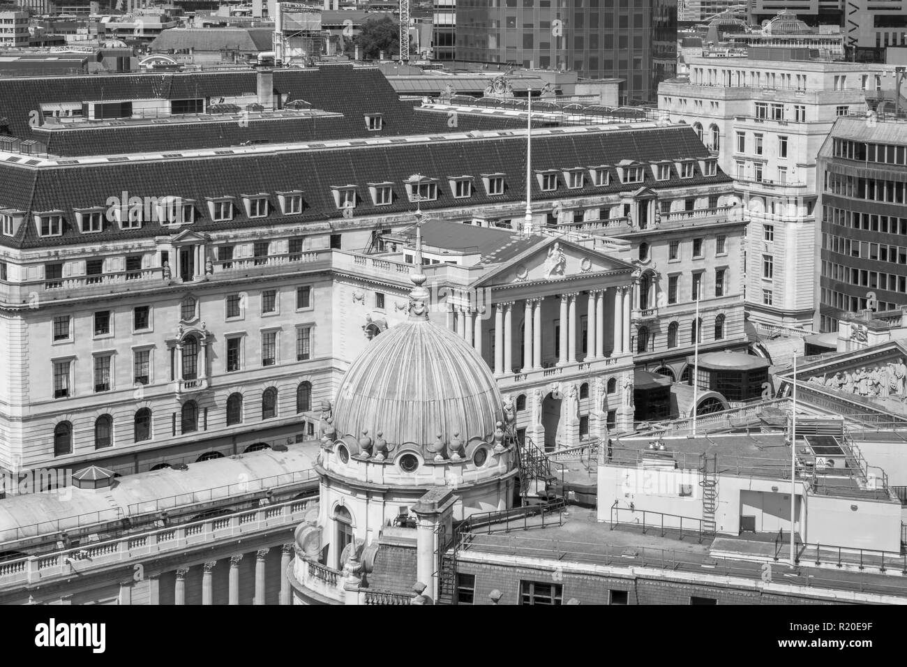 Vue sur le toit du portique d'entrée avant de la Banque d'Angleterre à Threadneedle Street, City of London, EC2 dans la banque de Conservation Banque D'Images