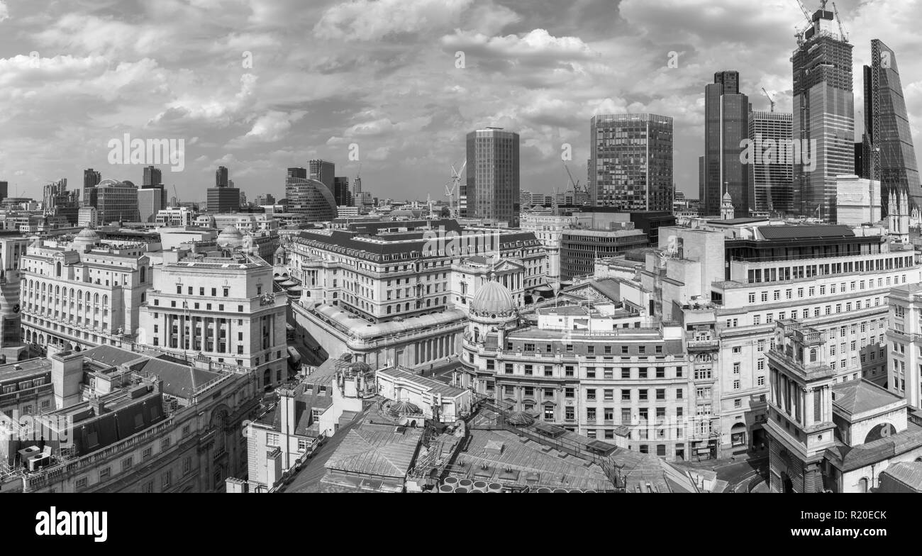 Vue sur l'horizon sur le toit de la Banque d'Angleterre, Threadneedle Street, et du quartier financier de la ville de London, EC2 avec gratte-ciel moderne iconique derrière Banque D'Images